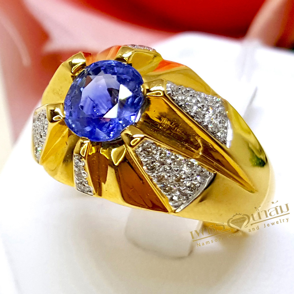 แหวนพลอยไพลิน Blue Sapphire หัวแหวนชูโดดเด่น ประดับตกแต่งด้วยเพชรแท้เพิ่มลวดลายให้น่ามอง บนตัวเรือนทองแท้ทั้งตัวเรือน