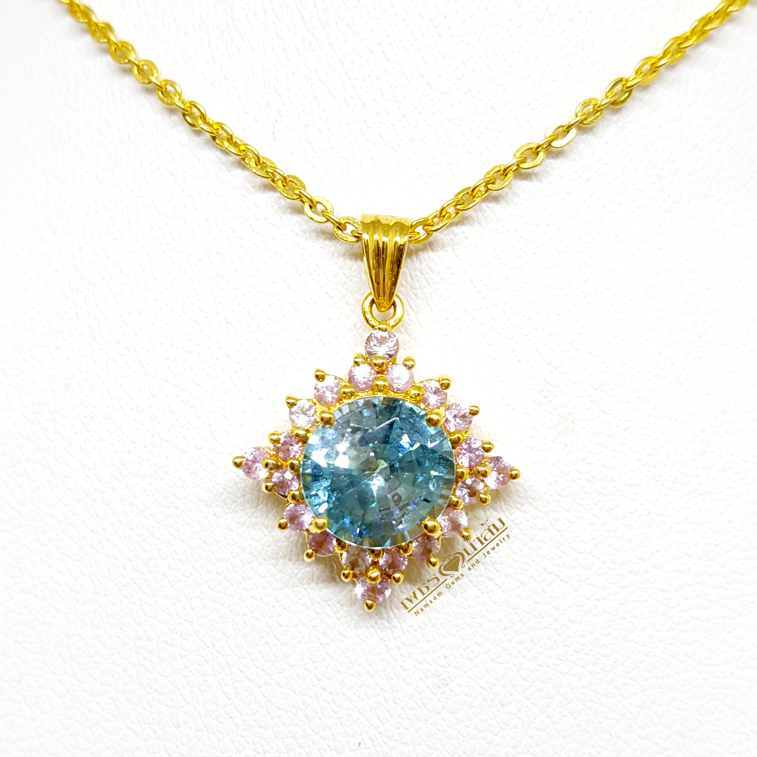จี้พลอยเพทาย Blue Zircon สีสวยน้ำงาม ล้อมด้วย Pink Sapphire ดูหวานน่ารัก
