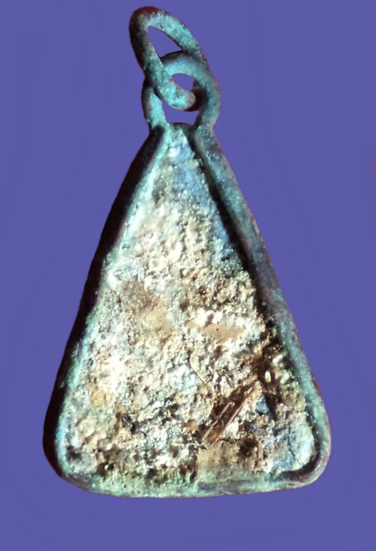 พระเนื้อชิน สามเหลี่ยม หลังลายผ้า