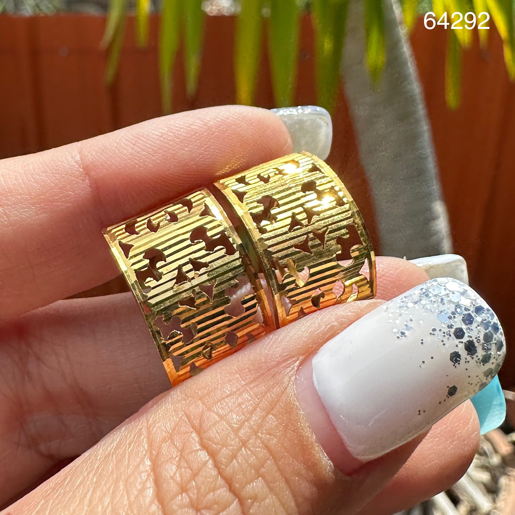 รหัส 64292 ต่างหู ห่วงทอง หน้าโล่ห์ ฉลุลาย ทอง18K ตัดลาย นน. 3.35 g