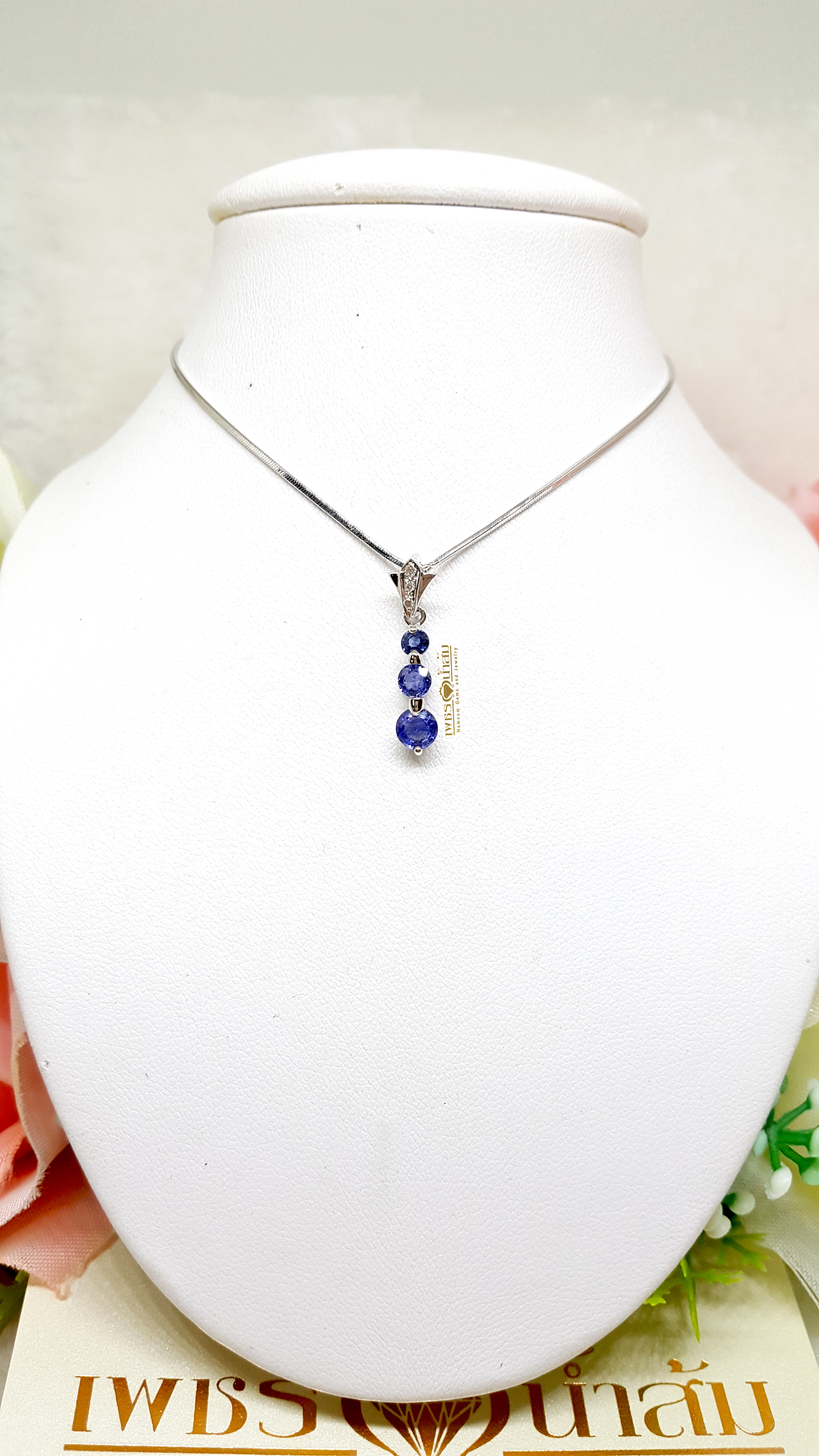 จี้พลอยไพลิน Blue Sapphire ประดับขั้นด้วยเพชรแท้ เรียงร้อยสลับเป็นแถว ดีไซน์ Minimal ดูเรียบง่าย ผลงานร่วมสมัยเหนือกาลเวลา