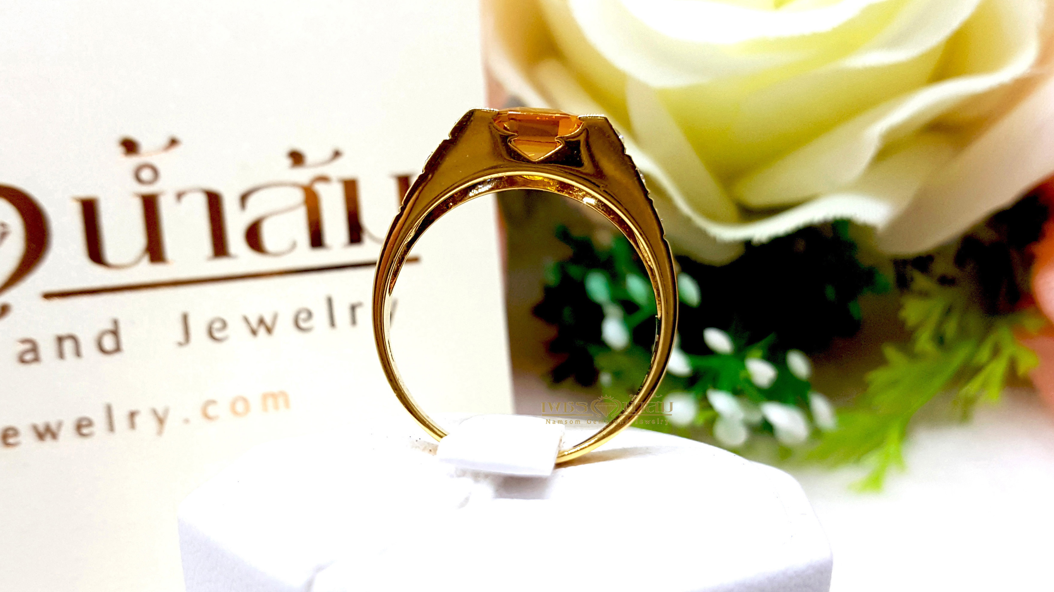 แหวนบุษราคัม Yellow Sapphire ทรงไข้ว ประดับตกแต่งด้วยเพชรแท้ ทำเป็นลายแฉก ฝังเหลี่ยมเพิ่มลูกเล่น บนตัวเรือนองแท้ทั้งตัวเรือน