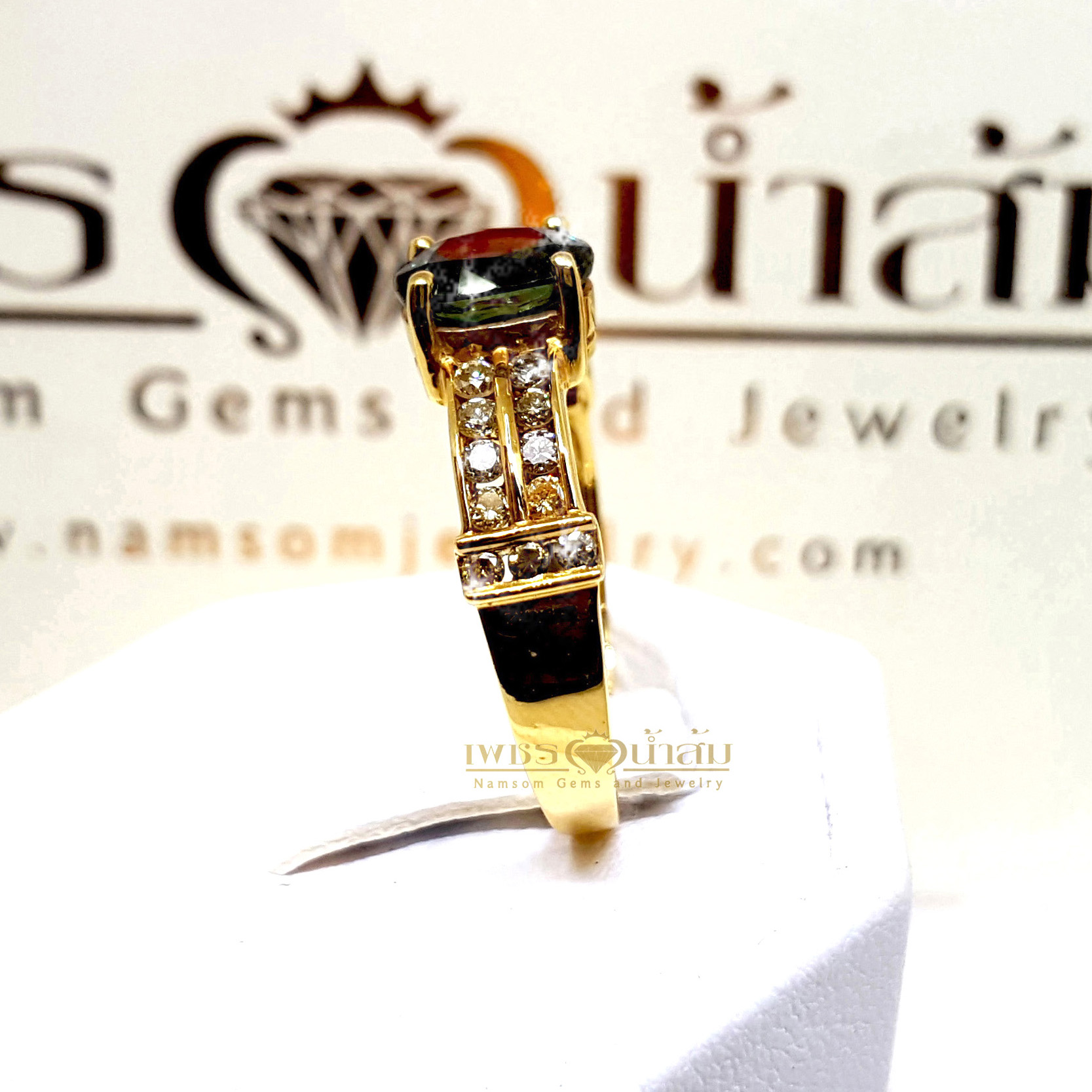 แหวนพลอยไพลิน Blue Sapphire ประดับคาดด้วยเพชรแท้ขอบข้างสองแถว บนตัวเรือนทองแท้ทั้งตัวเรือน