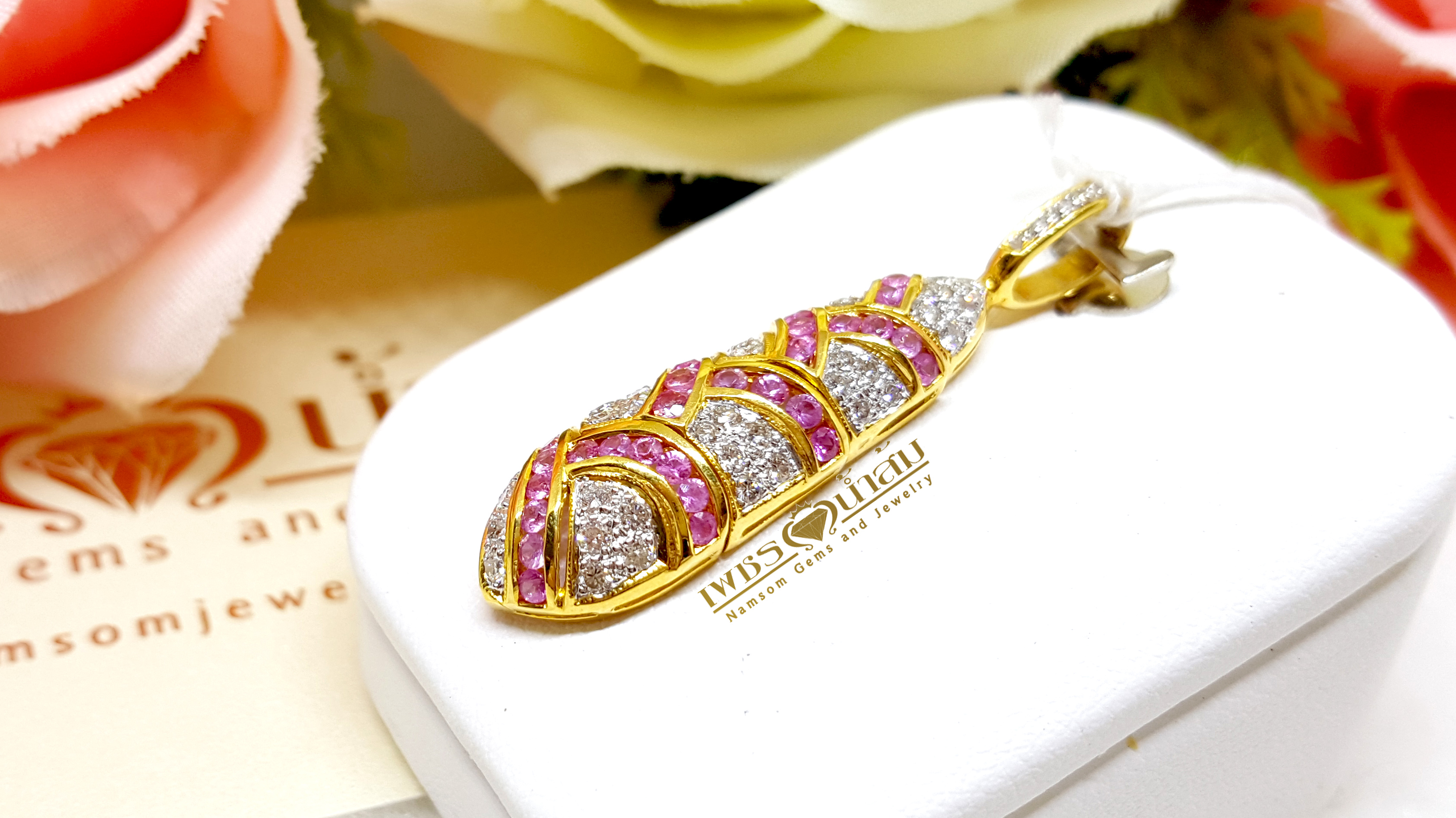 จี้เพชรแท้ ประดับคาดด้วยแซปไฟร์สีชมพู Pink Sapphire ตัวเรือนออกแบบทรงดักแด้ก่อนจะเป็นผีเสื้อ งานเข้าขั้นงามคลาสสิก และอ่อนช้อยยิ่ง