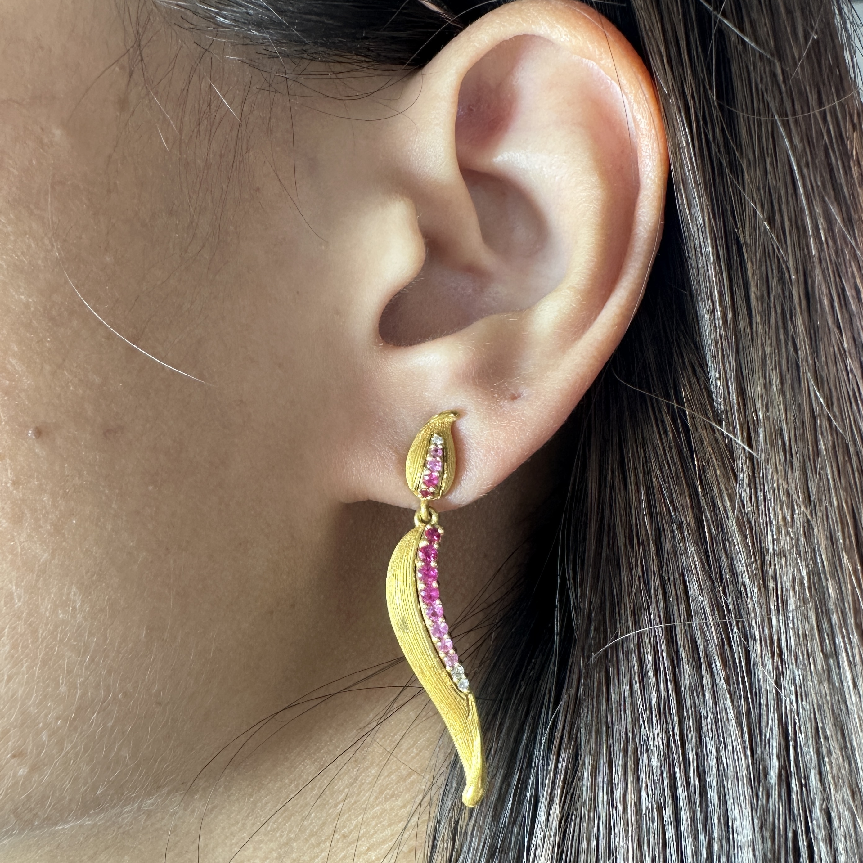 รหัส 65129 ต่างหู Prima Gold ทอง24K ฝังทับทิม เพชร 6 เม็ด 0.05 กะรัต ลายคลื่น ตุ้งติ้ง แป้นทอง14K นน. 8.35 g