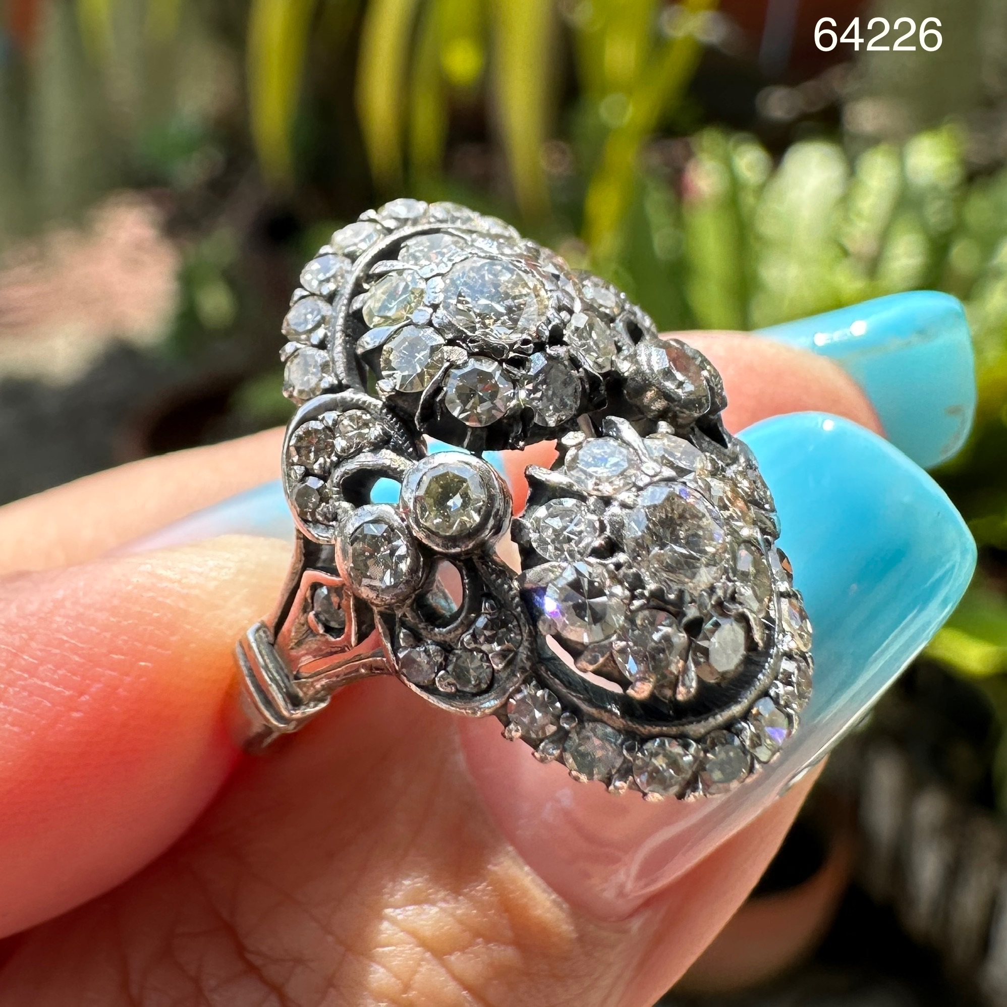 รหัส 64226 แหวน เพชรทรงมาคีย์ เพชร 2/0.16 ct ฝังเพชรกุหลาบ 50/0.70 ct งานทองขาวโบราณ(ปาหะ) ขนาด 52 นน. 4.26 g