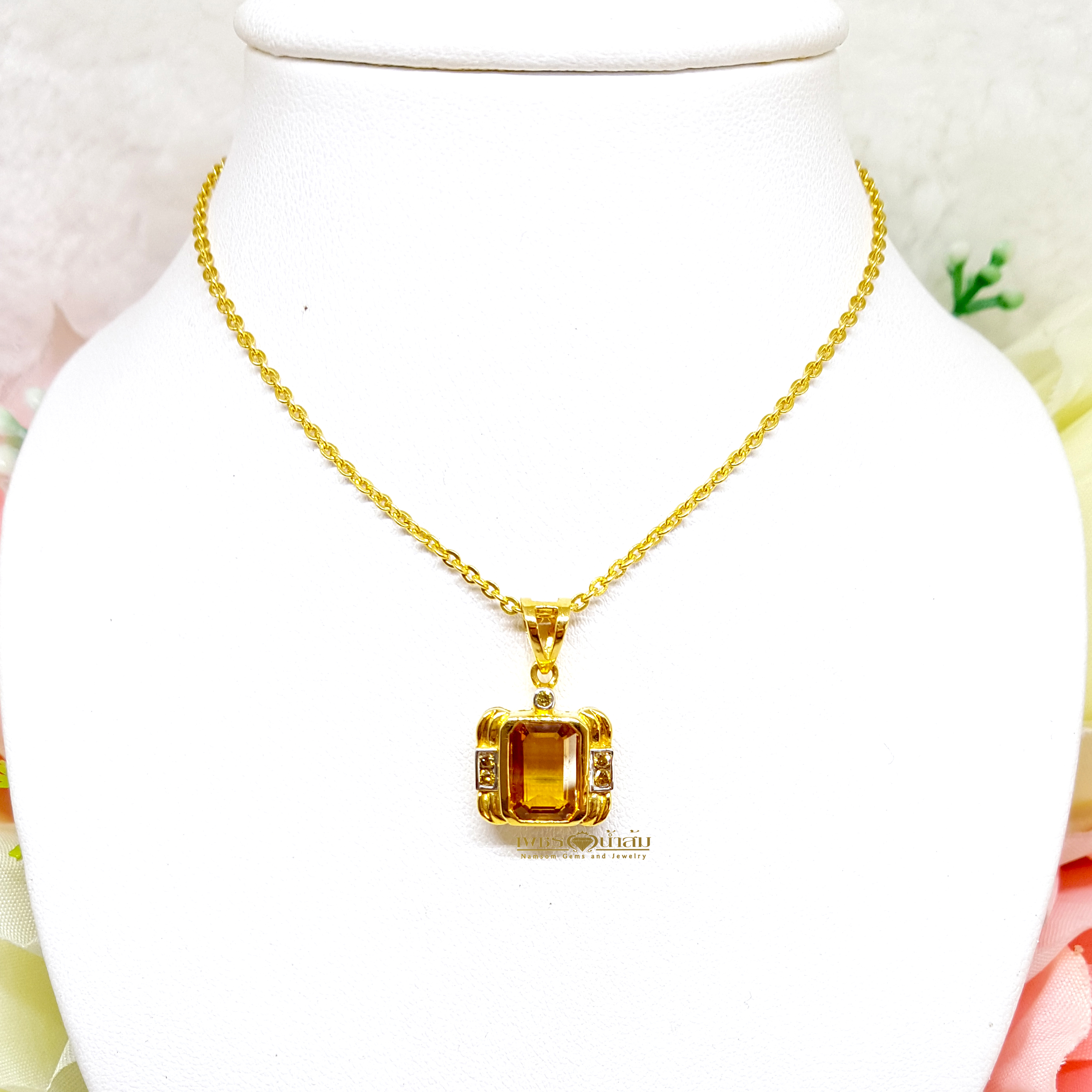 จี้พลอยบุษราคัม Yellow Sapphire ขนาดพอดี สมใส่ได้ทุกวัน เจียรเป็นทรงเหลียม คาดด้วยเพชรแท้ขอบข้าง เพื่มลูกเล่น