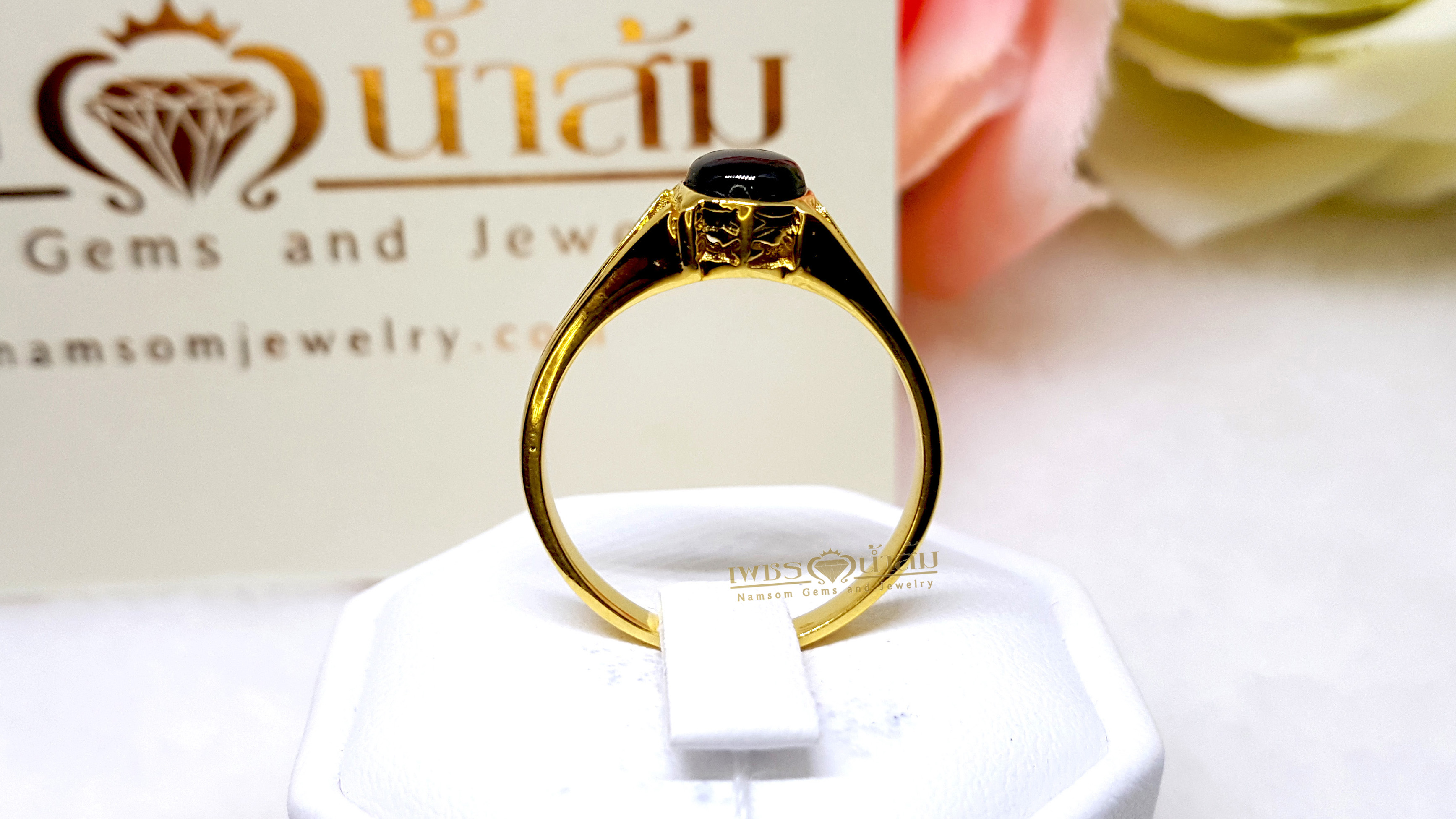 แหวนพลอย Black Star Sapphire ฝังหุ้มเรียบไร้หนาม บนตัวเรือนทองแท้ทั้งตัวเรือน