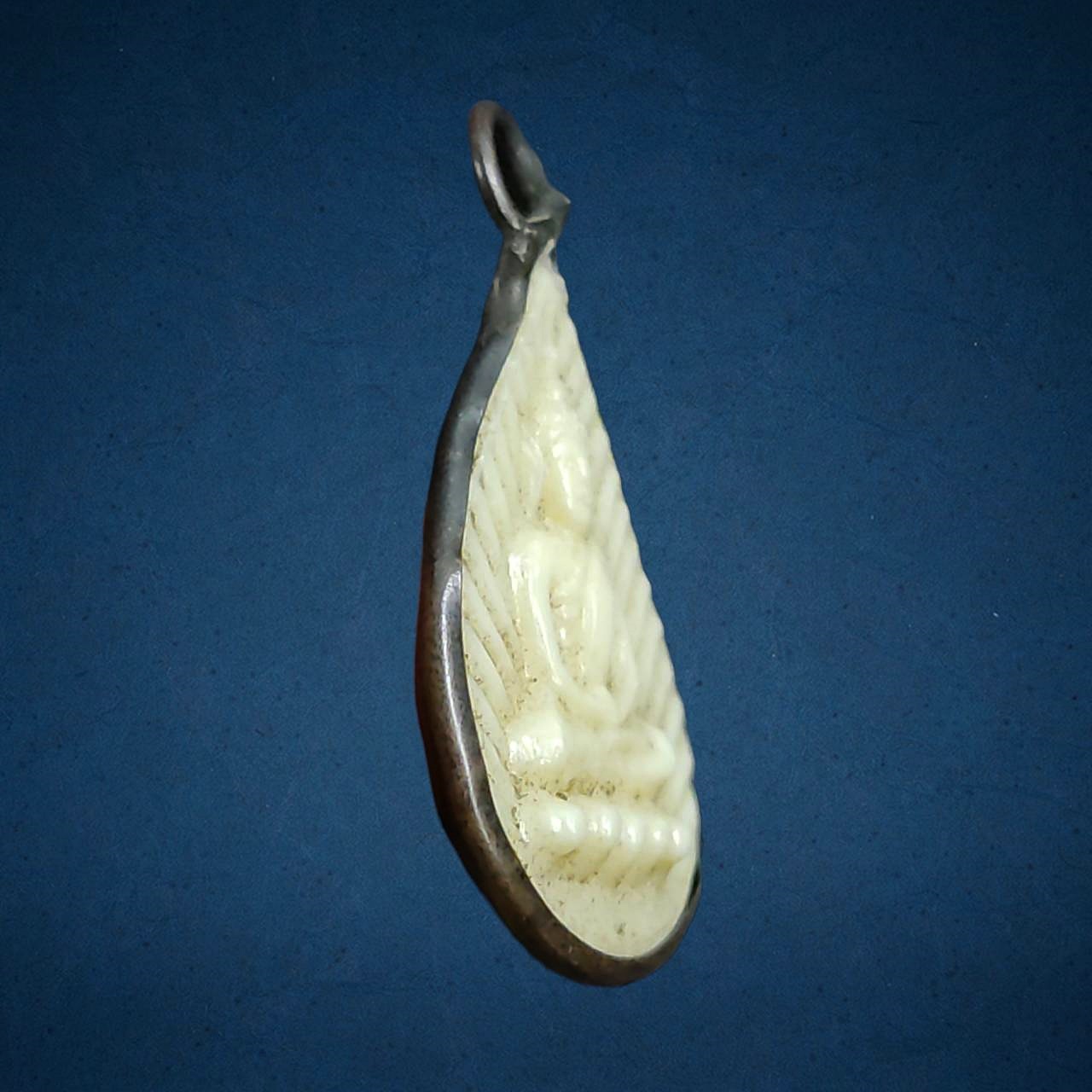 พระกลีบบัว หลังยันต์ เนื้อพลาสติก หลวงพ่อเดิม วัดหนองโพธิ์ นครสวรรค์ ปี24xx