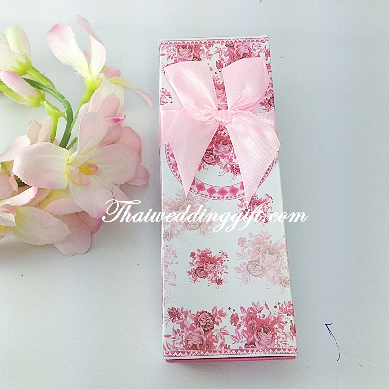 ช้อน-ส้อม แพ็คกล่องชมพูหวาน ผูกโบว์พร้อมป้ายชื่อ