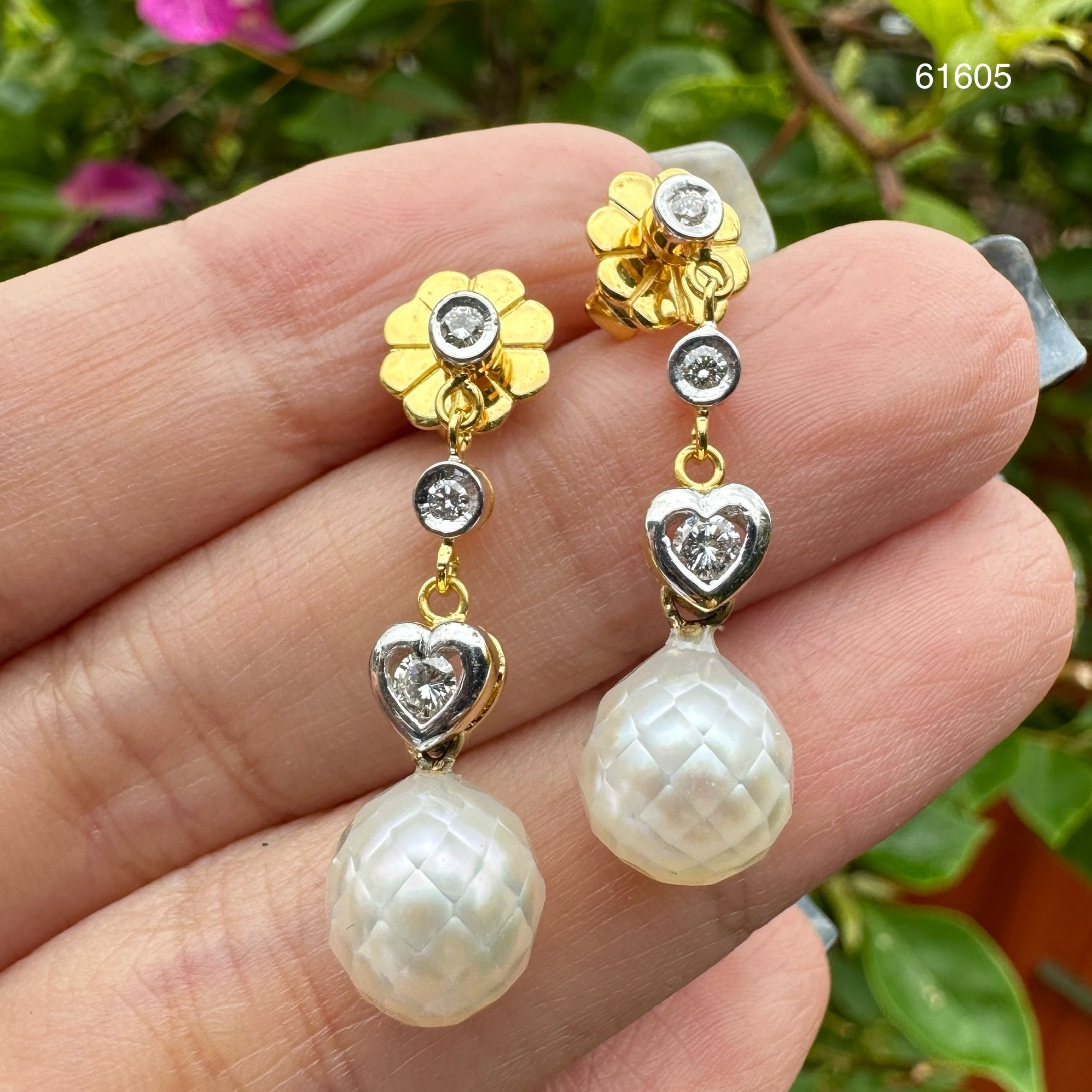 รหัส 61605 ต่างหู มุก 9 มิล ตุ้งติ้ง ฝังเพชร 6 เม็ด 0.26 กะรัต ทอง18K เพชรเหลี่ยมสวย ไฟดีมาก นน. 6.21 g