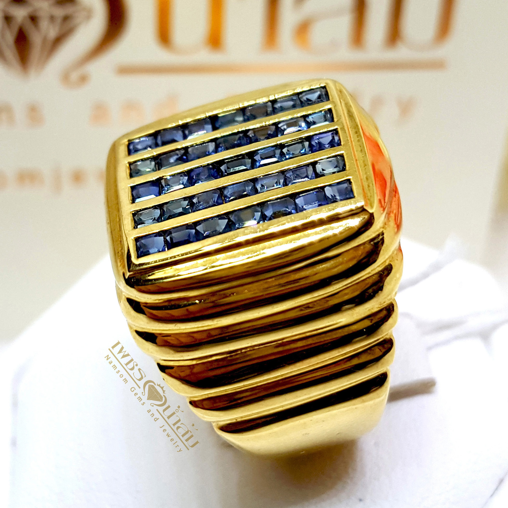 แหวนพลอยไพลิน Blue Sapphire เจียรเหลี่ยม Asscher ฝังหุ้มเรียบไร้หนามทรงเหลียม บนตัวเรือนทองแท้ทั้งตัวเรือน