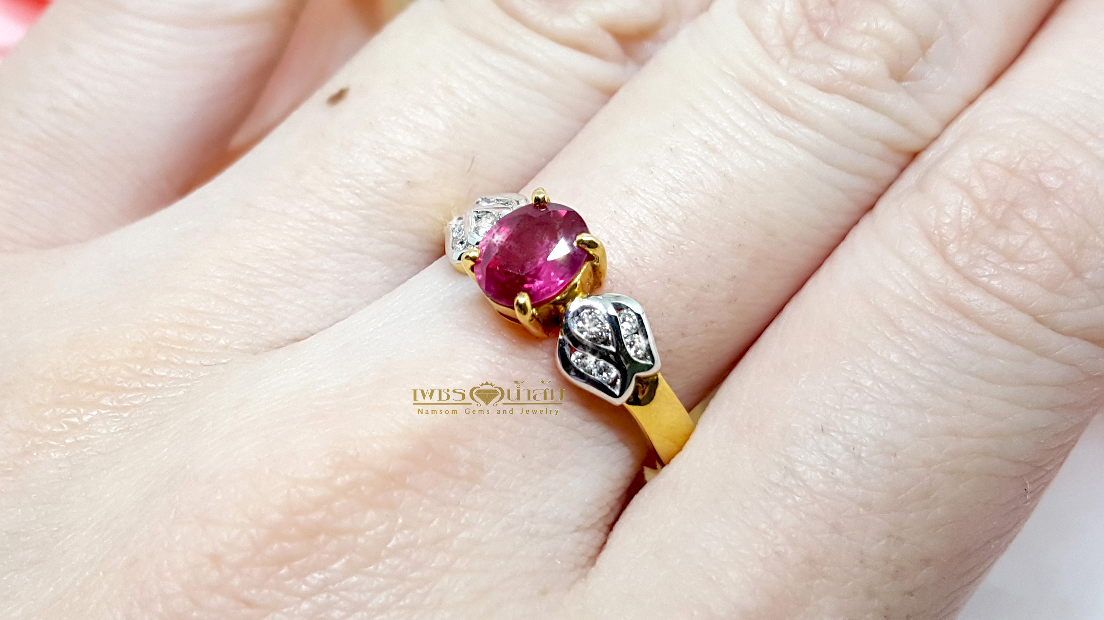 แหวนพลอยทับทิม Ruby สีเลือดนก ทรงหวานประดับตกแต่งด้วยเพชรแท้เป็นทรงใบไม้ไขว้ลายไทย บนตัวเรือนทองแท้ทั้งตัวเรือน