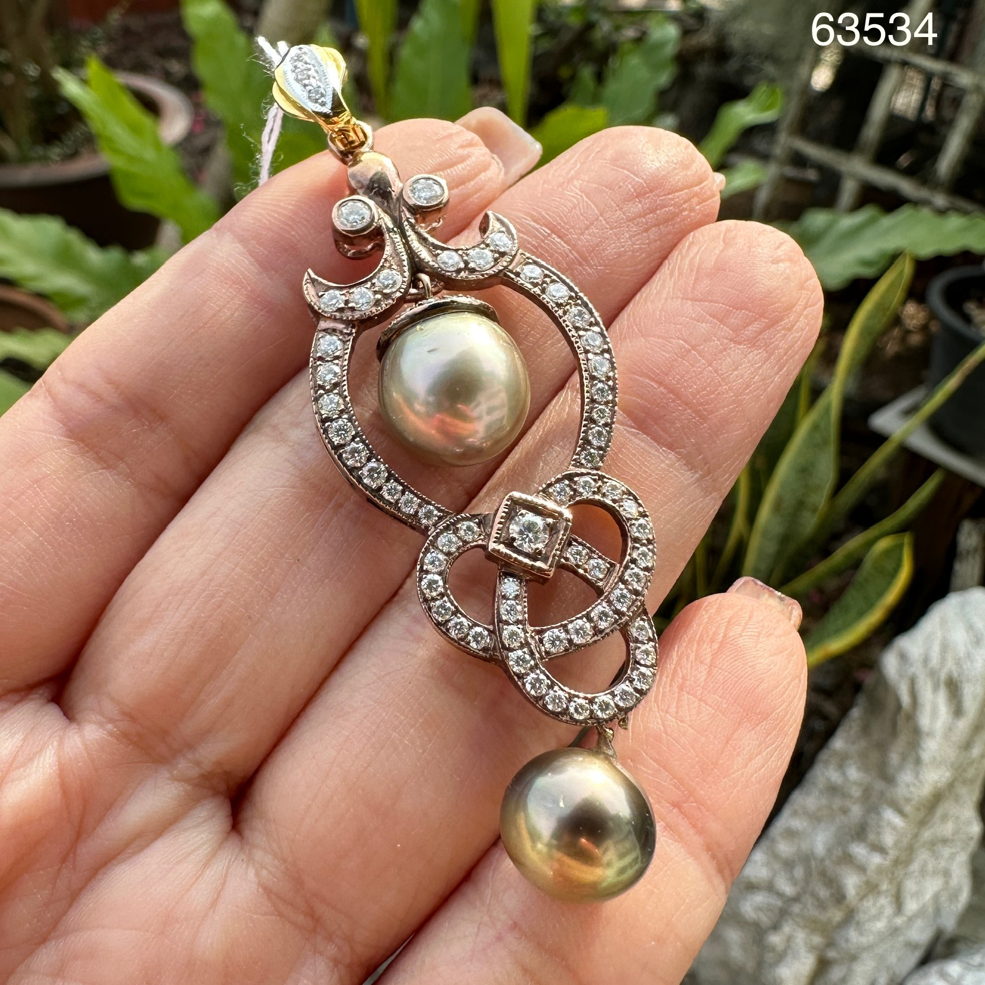 รหัส 63534 จี้ มุก South sea สีเขียวทอง 10.19 มิล ล้อมเพชร 86/1.49 ct ทอง18K พร้อม Cert. นน. 13.59 g