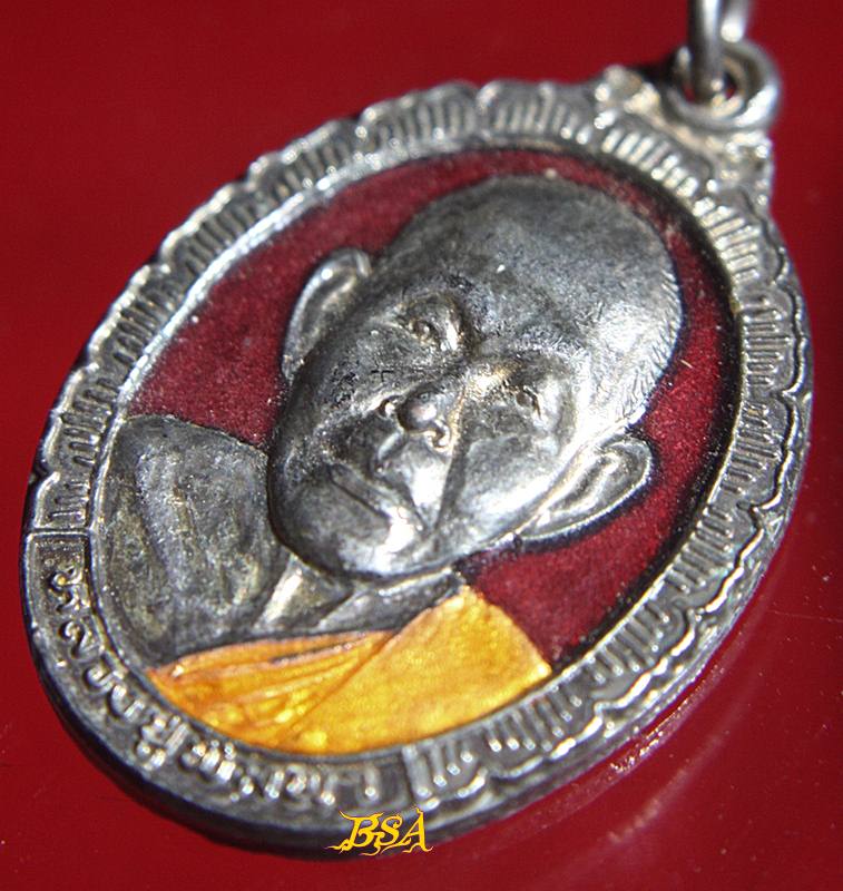 เหรียญรูปเหมือนครึ่งองค์ทรงรูปไข่พระครูนิทัศน์ศาสนกิจ (หลวงปู่พิมพา ธมฺมวโร) วัดหนองตางู ต.หนองตางู อ.บรรพตพิสัย จ.นครสรรค์ รุ่น รวย รวย รวย ลงยา (2)