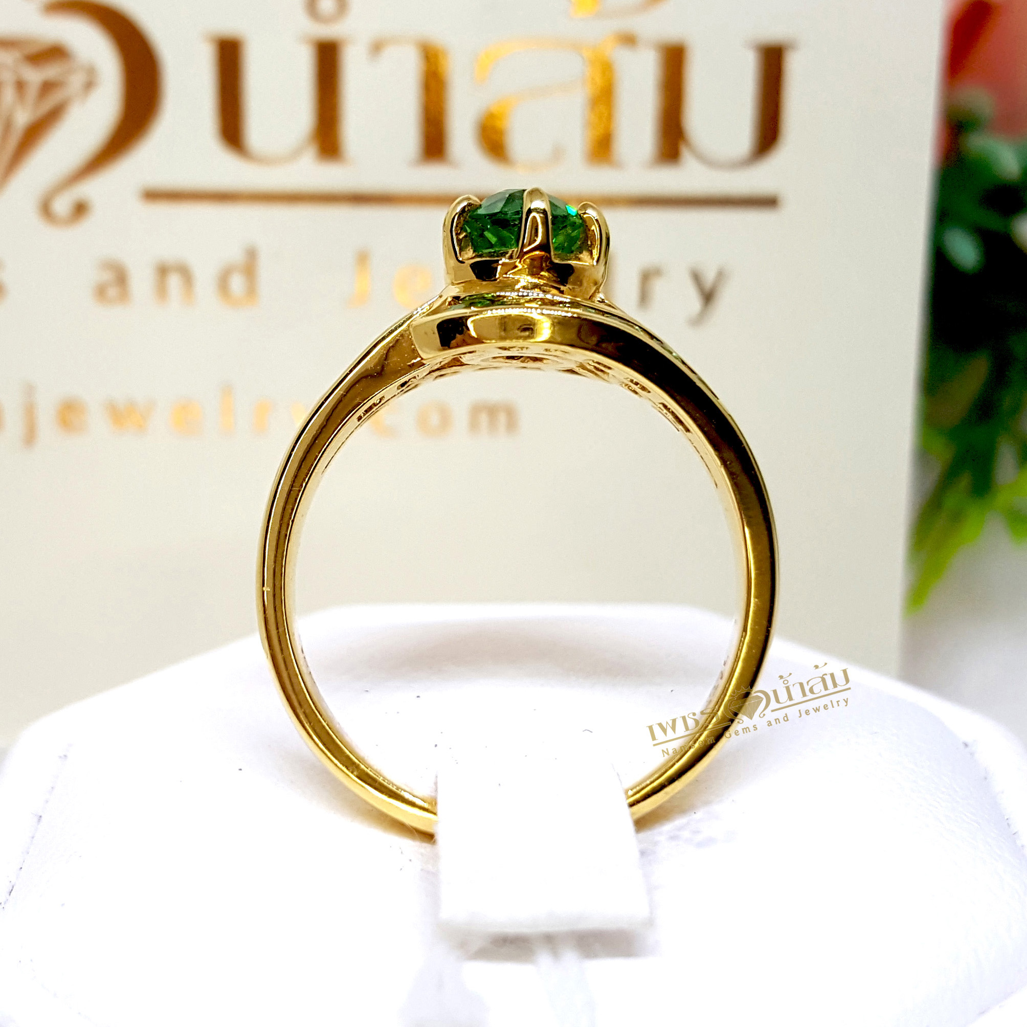 แหวนพลอยผู้หญิง Tsavorite สีสวยประดับตกแต่งด้วยเพชรแท้ คาดไขว้ด้วยTsavoriteสีสวย บนตัวเรือนทองแท้ทั้งตัวเรือน