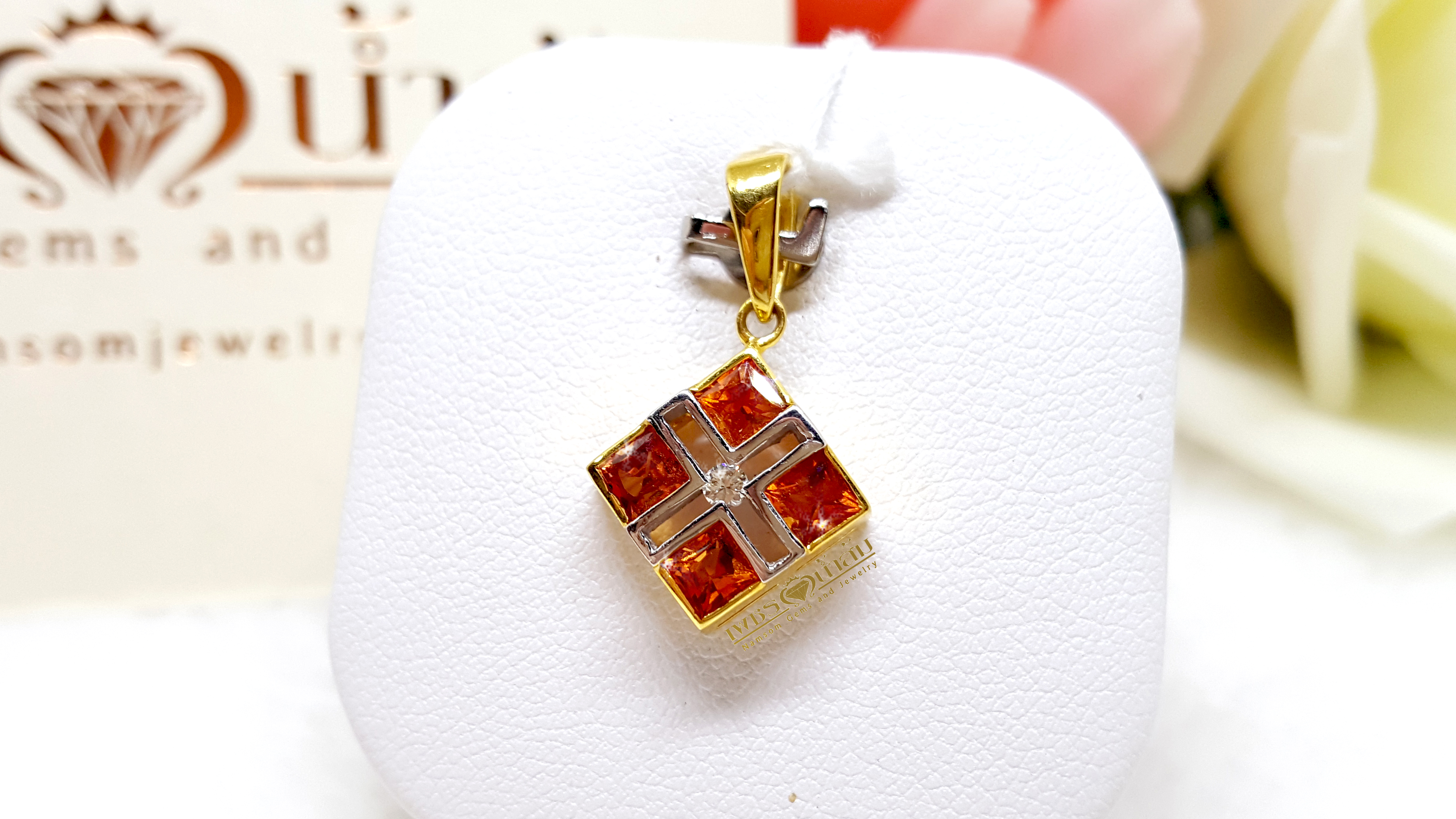 จี้พลอยบุษราคัม Yellow Sapphire ฝังเรียบไร้หนาม เจียรเป็นทรงเหลียม ฝังด้วยเพชรแท้เม็ดกลาง เพื่มลูกเล่น