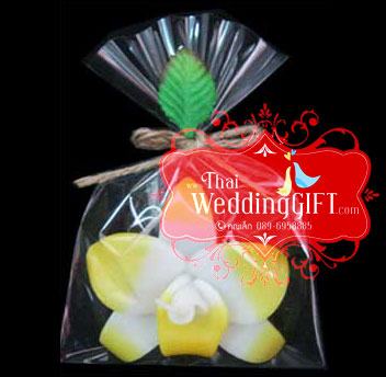 เทียนหอมลอยน้ำดอกกล้วยไม้ แพ็คถุงแก้ว ผูกเชือกพร้อมใบไม้