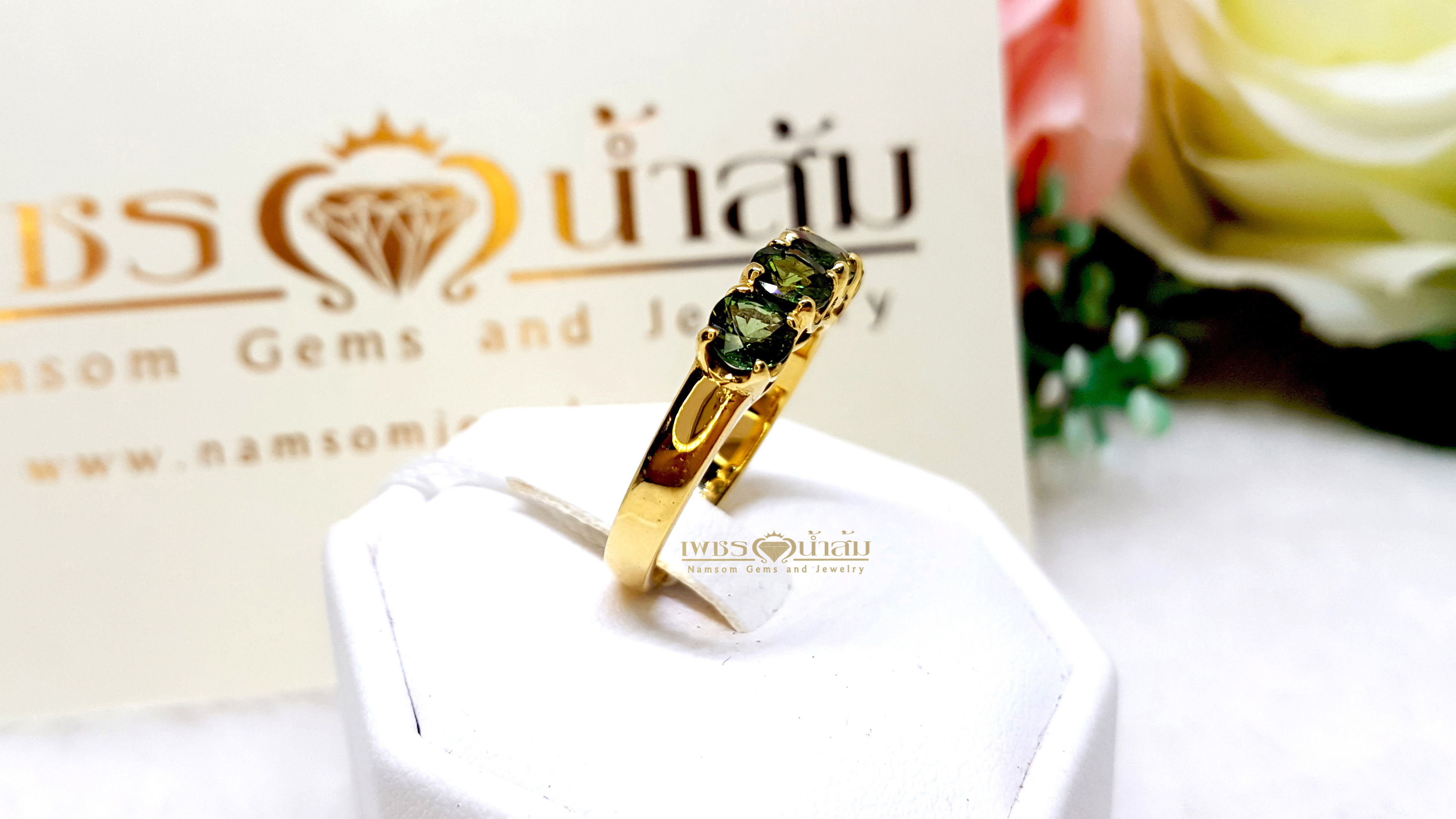 แหวนพลอยเขียวส่อง Green Sapphire สีสวยเจียรเหลี่ยมเพชร บนตัวเรือนทองแท้ทั้งตัวเรือน
