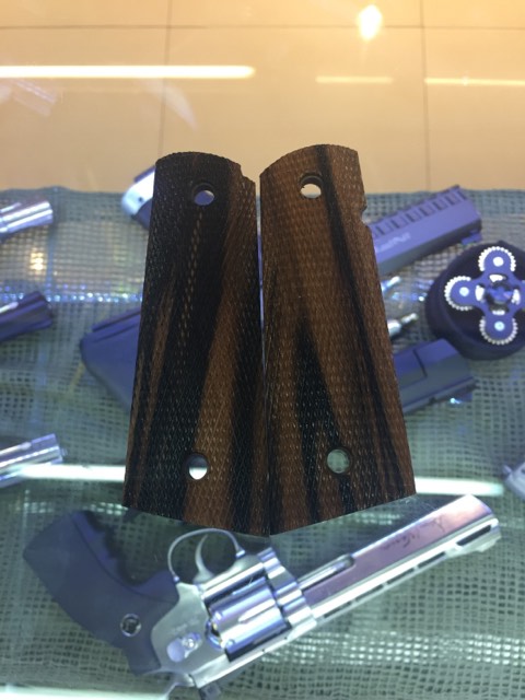 กริ๊ปประกับ 1911 ไม้