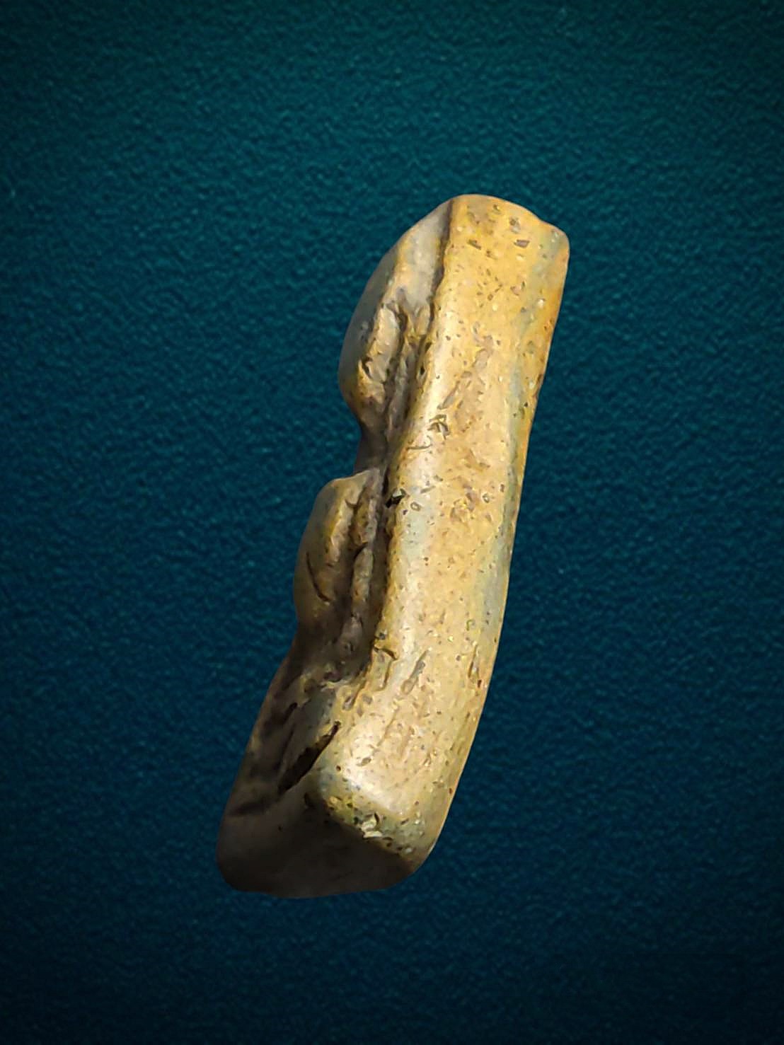 พระผงสุพรรณ วัดพระศรีฯ พิมพ์หน้ากลาง เนื้อดิน จ.สุพรรณบุรี