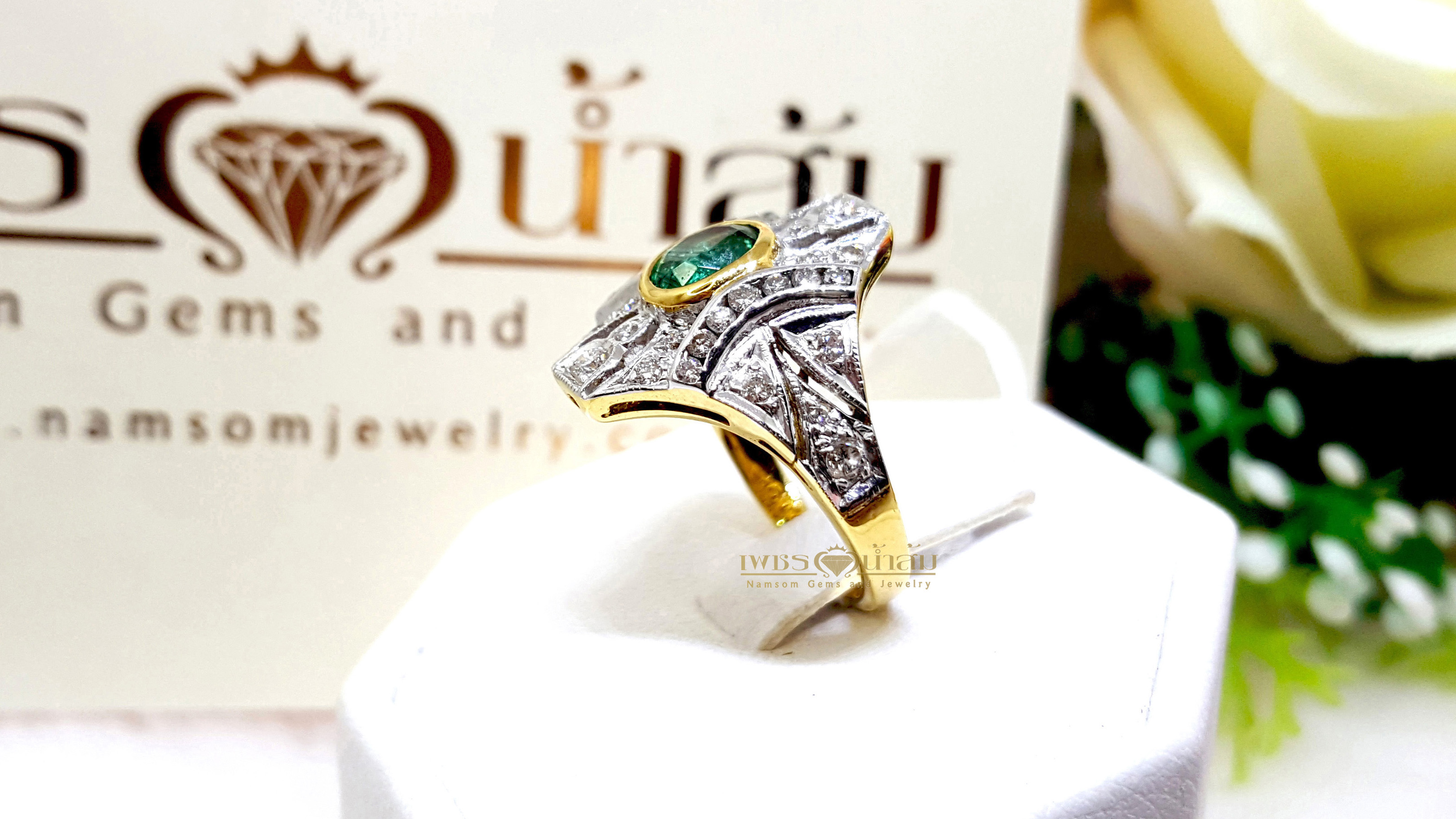 แหวนพลอยซาร์โวไรท์ Tsavorite สีสวยสด ประดับตกแต่งด้วยเพชรแท้เป็นลวดลายศิลปะสมัย Art Nouveau บนตัวเรือนทองแท้ทั้งตัวเรือน
