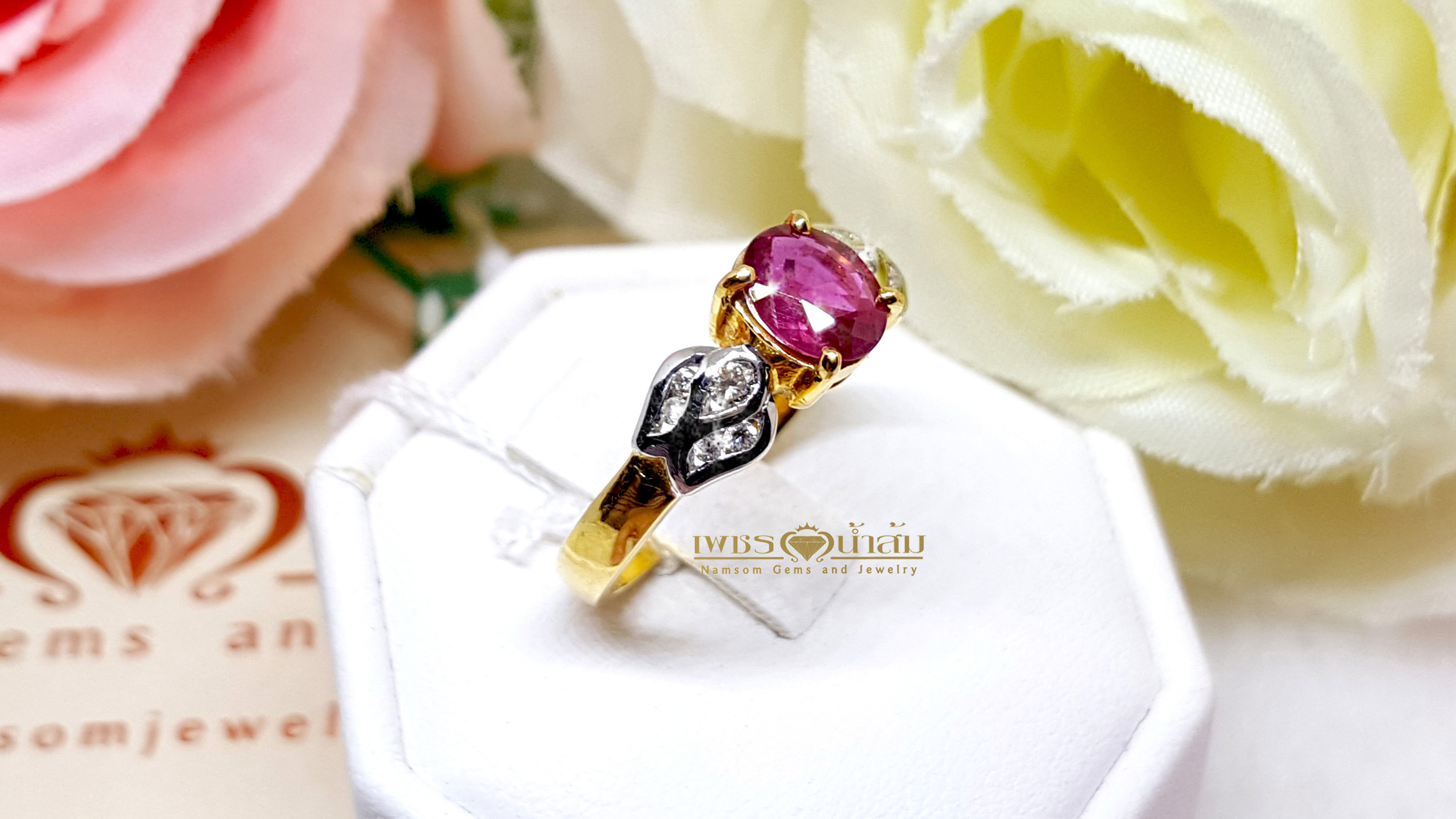แหวนพลอยทับทิม Ruby สีเลือดนก ทรงหวานประดับตกแต่งด้วยเพชรแท้เป็นทรงใบไม้ไขว้ลายไทย บนตัวเรือนทองแท้ทั้งตัวเรือน