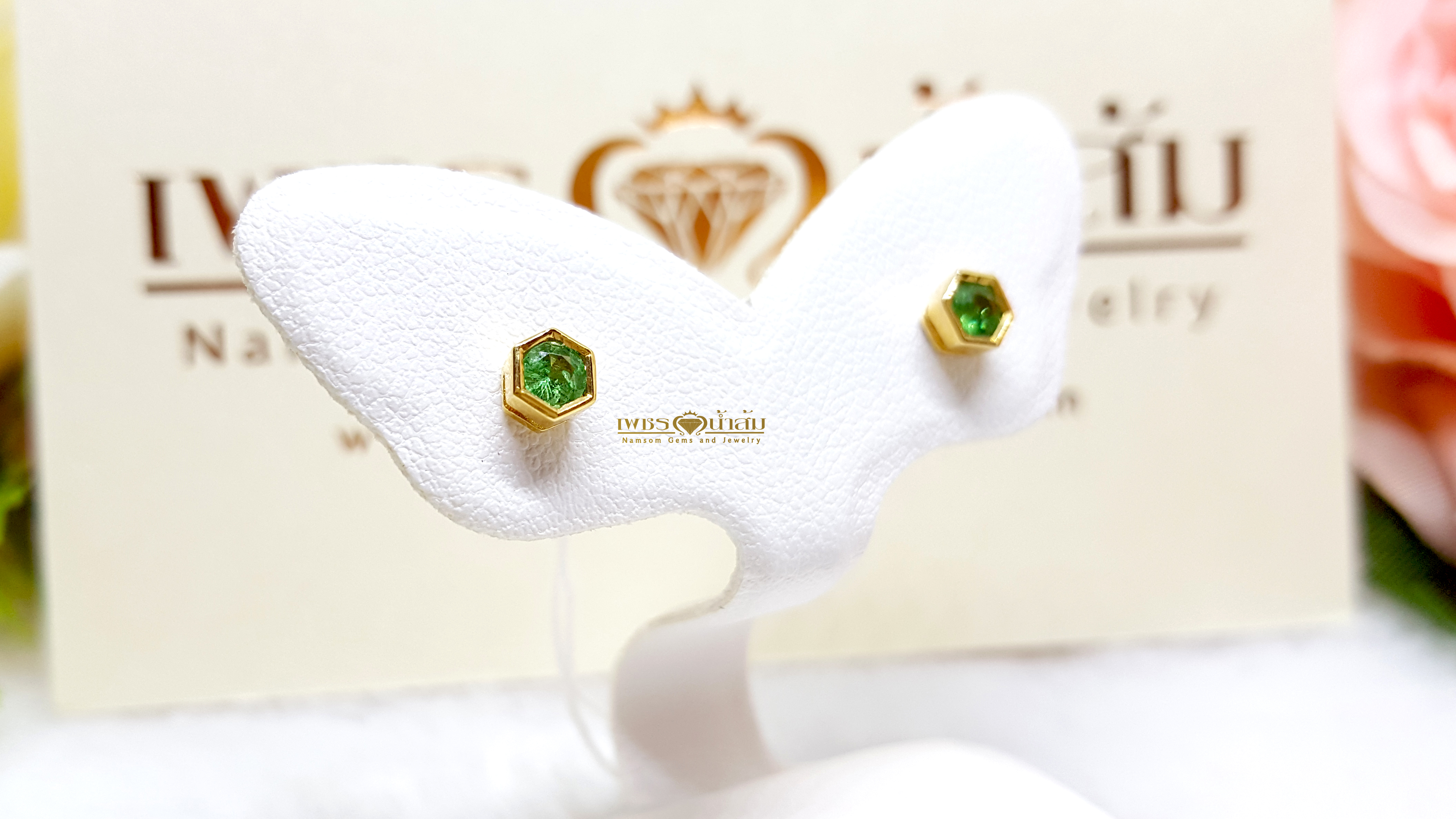 ต่างหูซาโวไรท์ tsavorite พลอยสีเขียว สวยสด ทรงหกเหลี่ยม