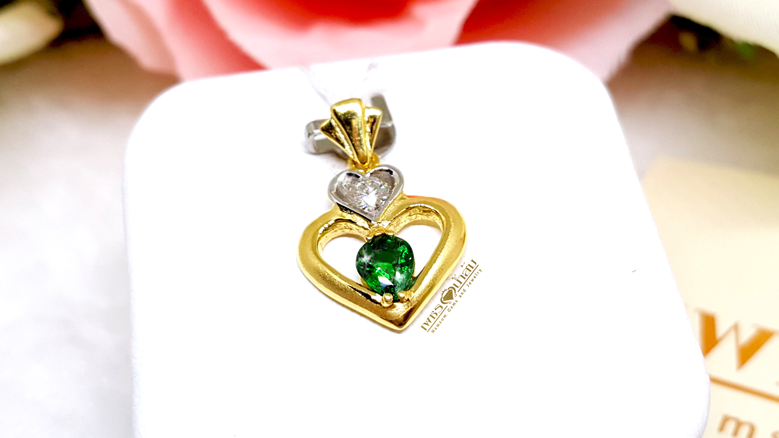 จี้ทรงหัวใจ ออกแบบให้มีพลอยซาร์โวไรท์ Tsavorite สีสวยสดอยู่ภายใน