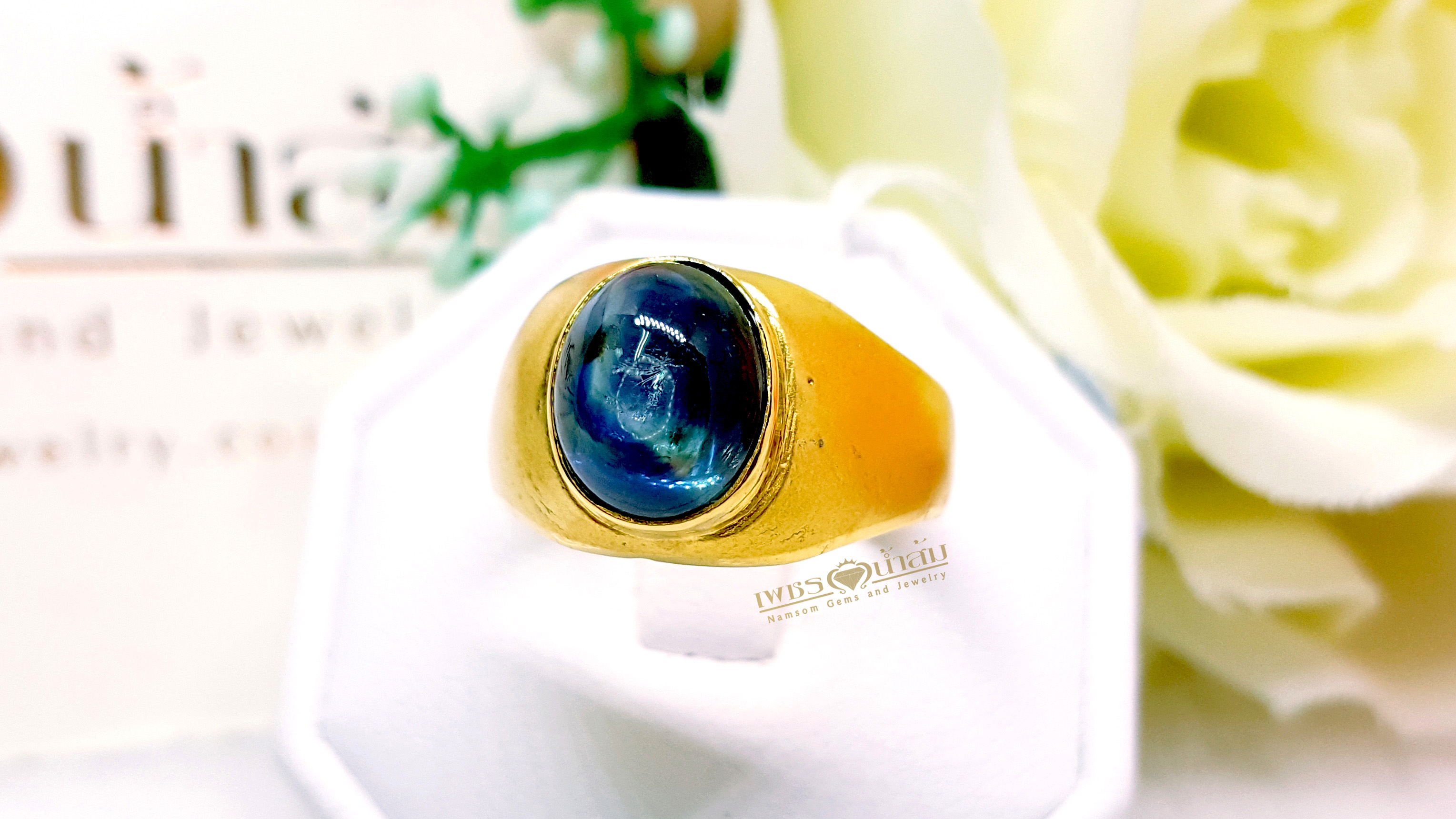 แหวนพลอย ไคยาไนต์(Kyanite) สีน้ำเงิน เจียรเหลี่ยมคาบาชอน ทรงเรียบง่าย ส่วมใส่ได้ทุกวัน บนตัวเรือนทองแท้ทั้งตัวเรือน