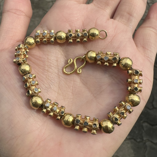 รหัส 64846 สร้อยข้อมือ ปะวะหล่ำ เพชรซีก รอบเส้น ทอง90 ความยาว 18.50 ซม. นน. 15.65 g