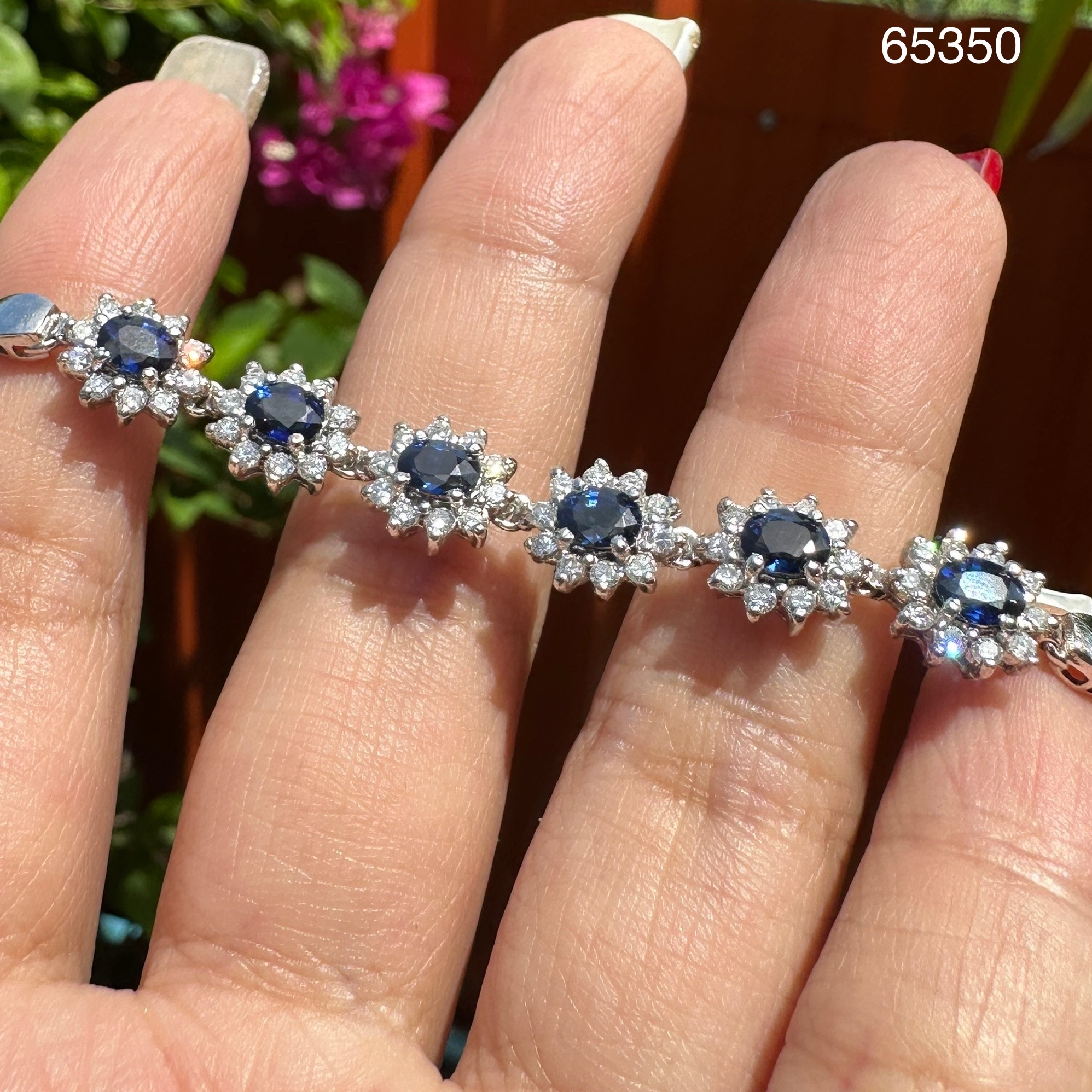 รหัส 65350 สร้อยข้อมือ ไพลิน กาญจนบุรี ล้อมเพชร 60 เม็ด 1.20 กะรัต ทอง18Kขาว ยาว 18.00 ซม. นน. 14.86 g