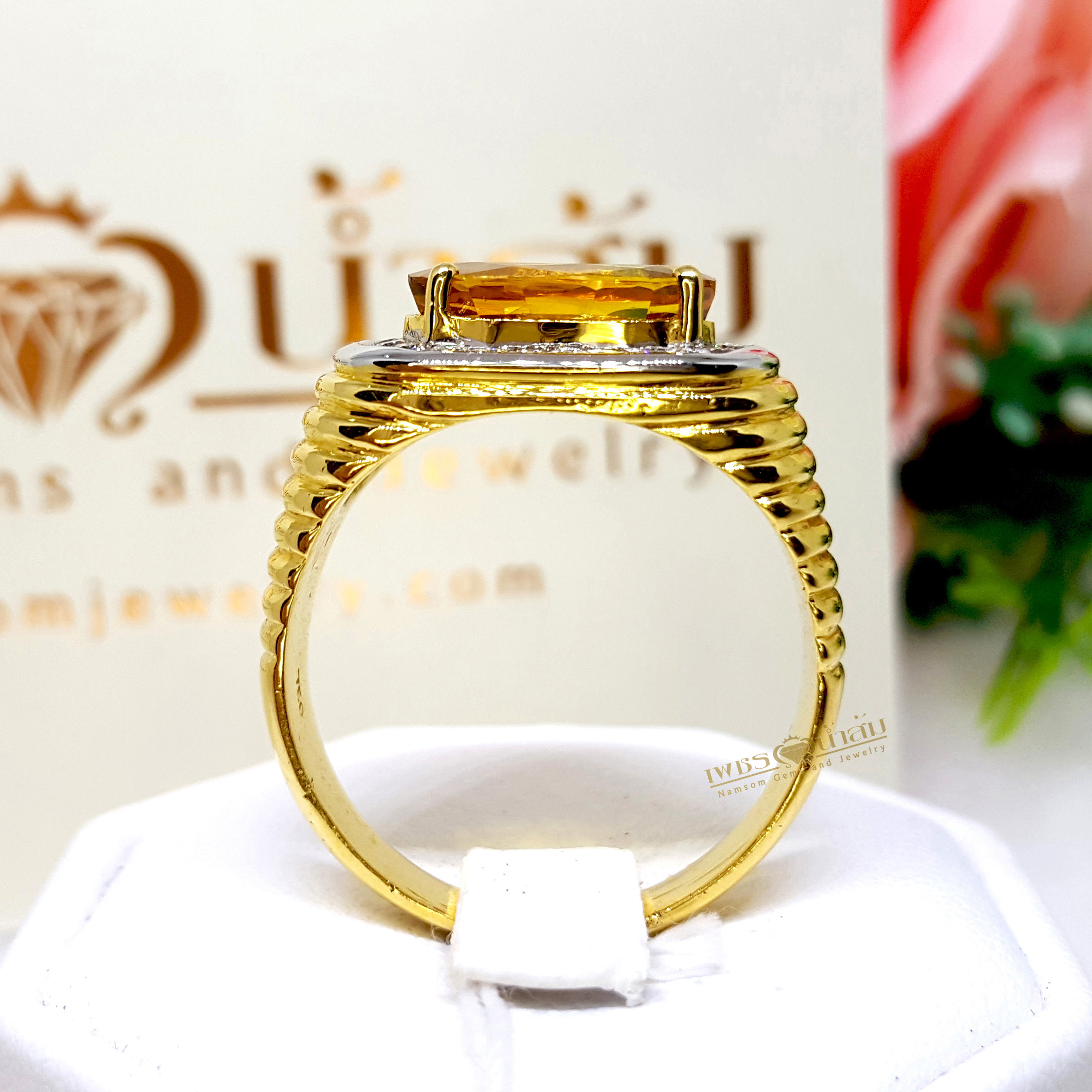 แหวนบุษราคัม Yellow Sapphire เม็ดใหญ่ น้ำหนักกว่า 3.30 กะรัต ล้อมด้วยเพชรแท้น้ำงาม บนตัวเรือนทองแท้ทั้งตัวเรือน