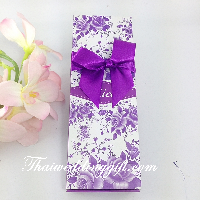 ช้อน-ส้อม แพ็กล่องม่วง ผูกโบว์พร้อมป้ายชื่อ