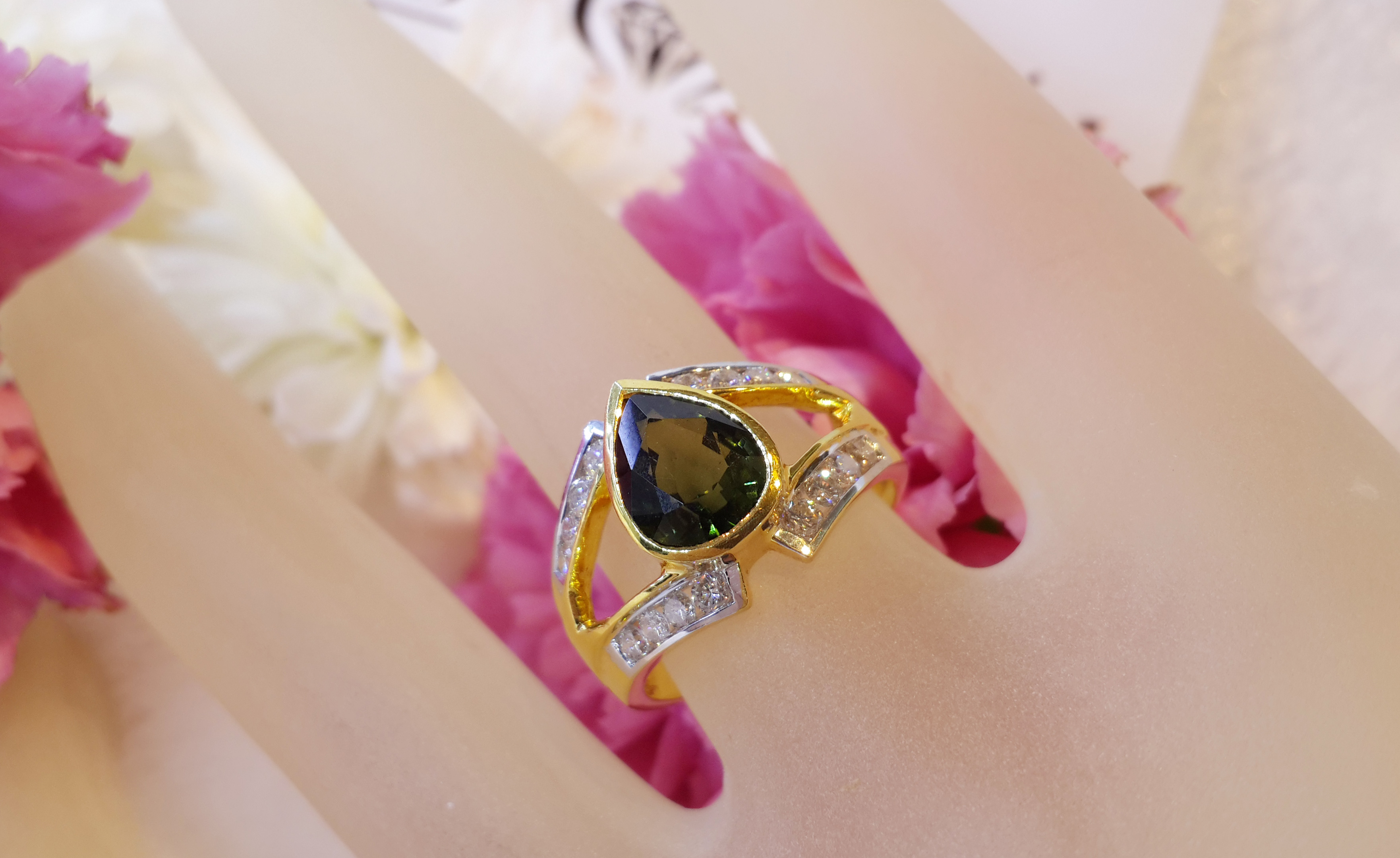 แหวนแฉกเขียวส่องเม็ดโตรูปหยดน้ำประดับเพชร