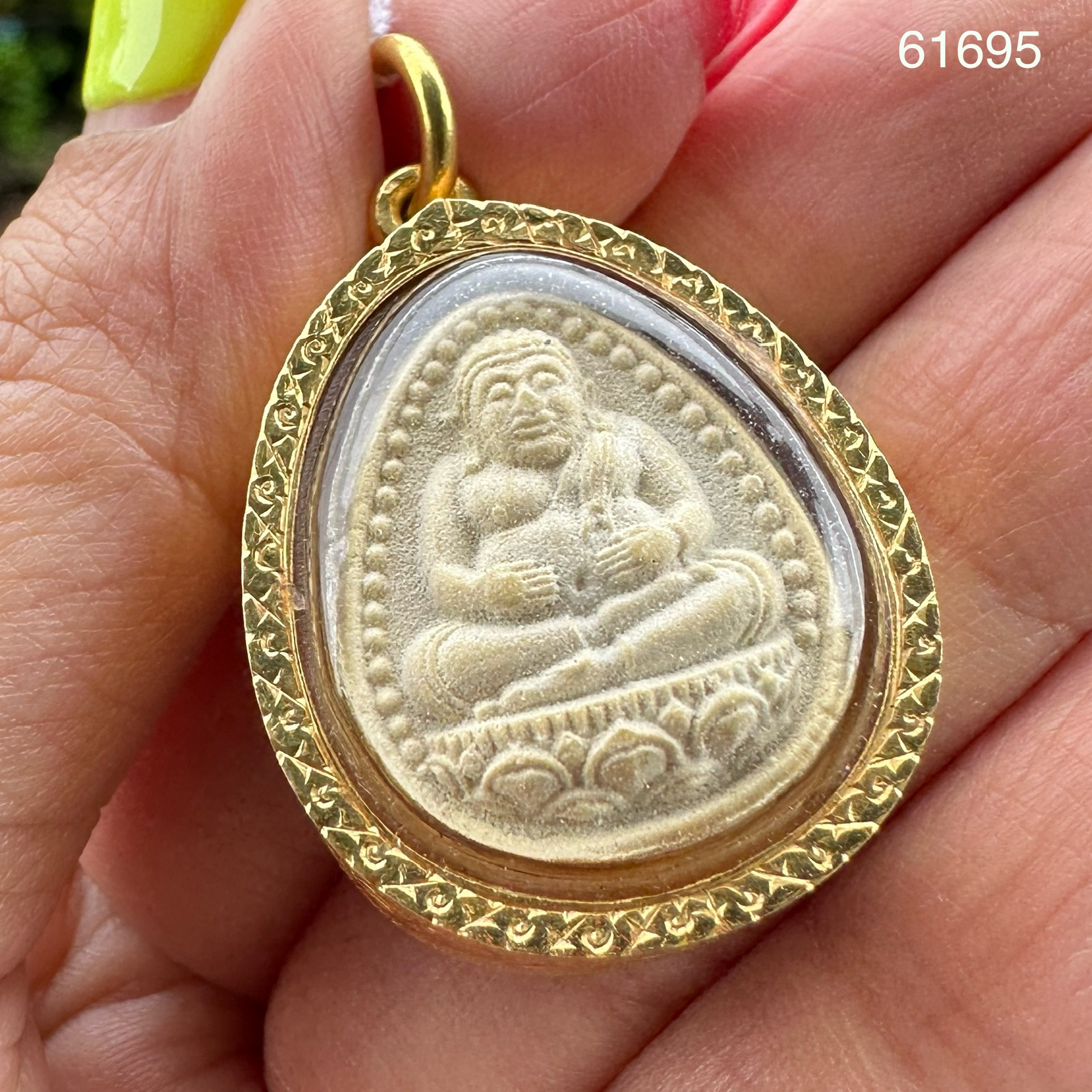 รหัส 61695 พระสังกัจจายน์ เนื้อผง เลี่ยมทอง90 งานสวย น่าสะสม นน. 9.43 g