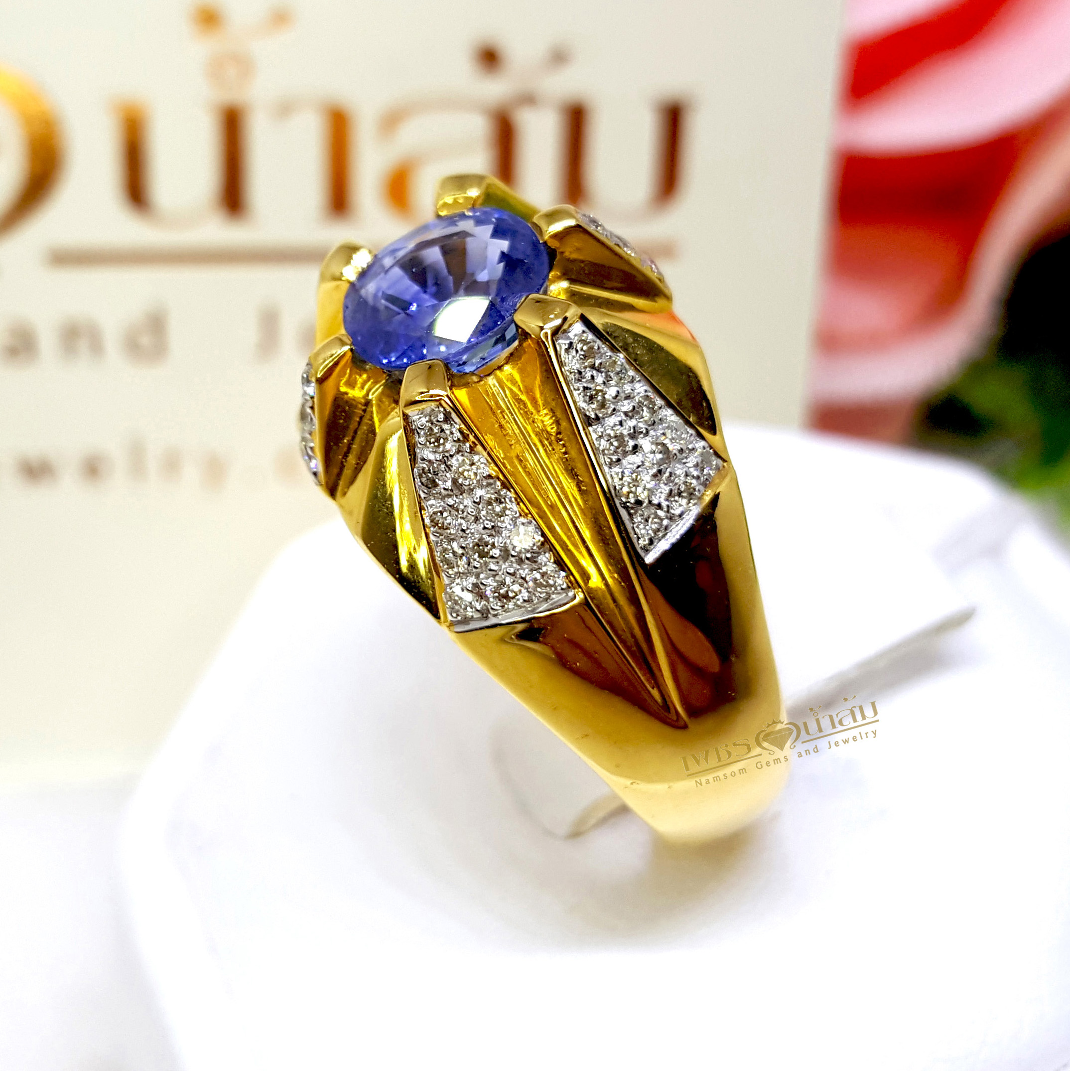 แหวนพลอยไพลิน Blue Sapphire หัวแหวนชูโดดเด่น ประดับตกแต่งด้วยเพชรแท้เพิ่มลวดลายให้น่ามอง บนตัวเรือนทองแท้ทั้งตัวเรือน