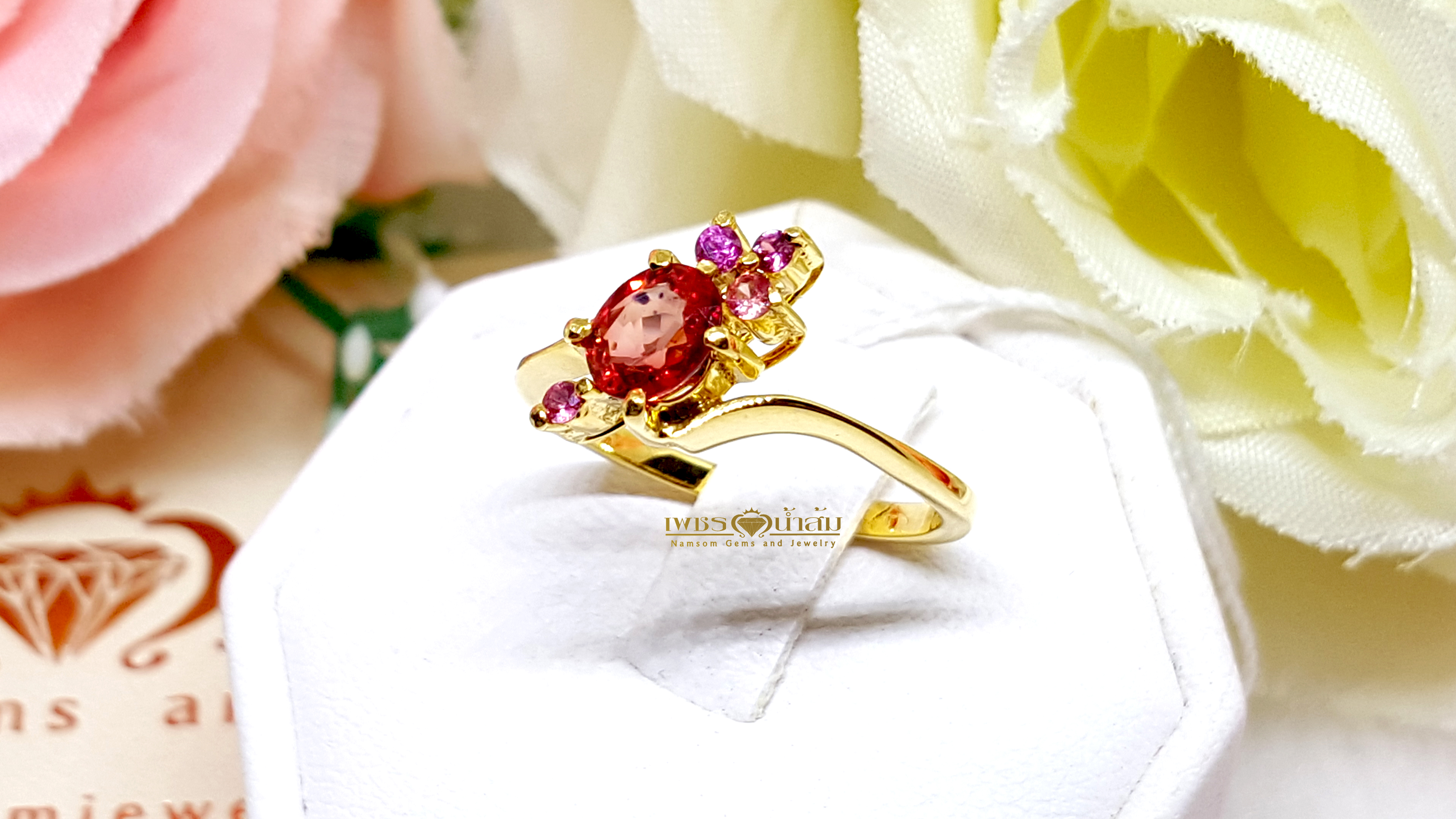 แหวนพลอยทับทิม Ruby สีสวยเจียระไนเหลี่ยมเพชร ประดับตกแต่งด้วยPink Sapphire สีสวย ทรงดอกไม้น่ารัก บนตัวเรือนทองแท้ทั้งตัวเรือน