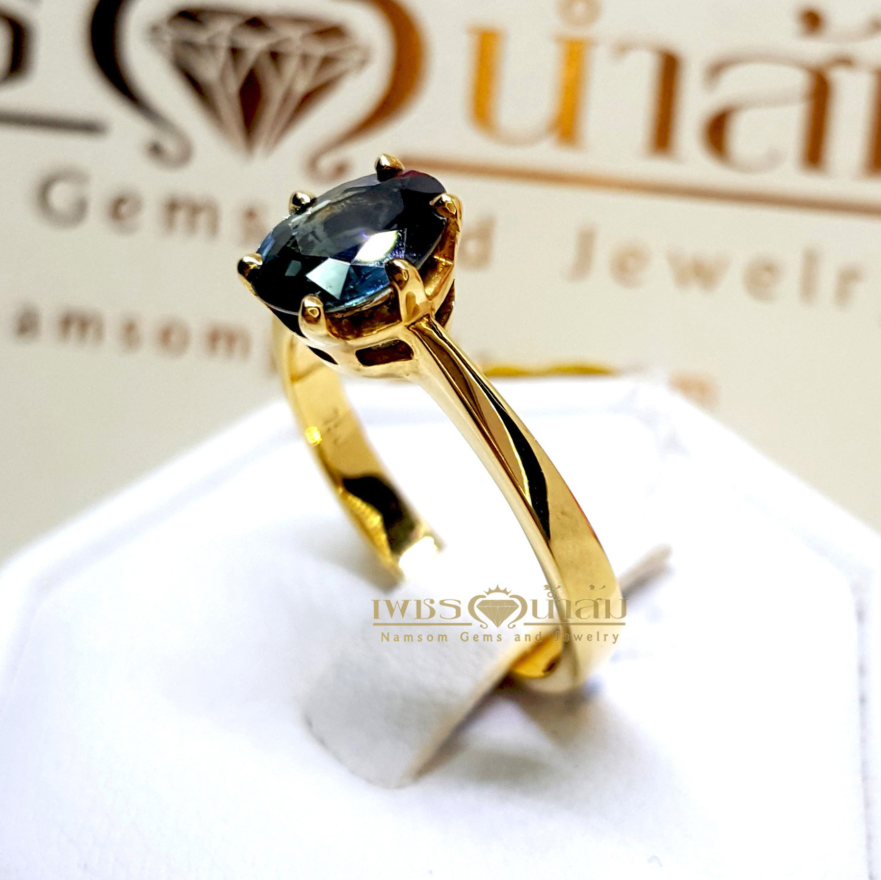 แหวนพลอยไพลิน Blue Sapphire สีน้ำเงินสวยสด บนตัวเรือนทองแท้ทั้งตัวเรือน