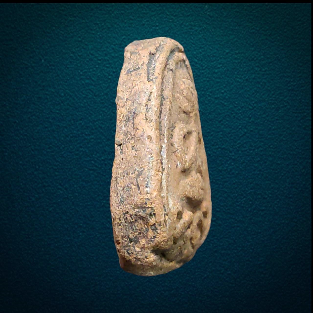 พระปิดตา ฐานกนก เนื้อดินเก่า ไม่ทราบที่