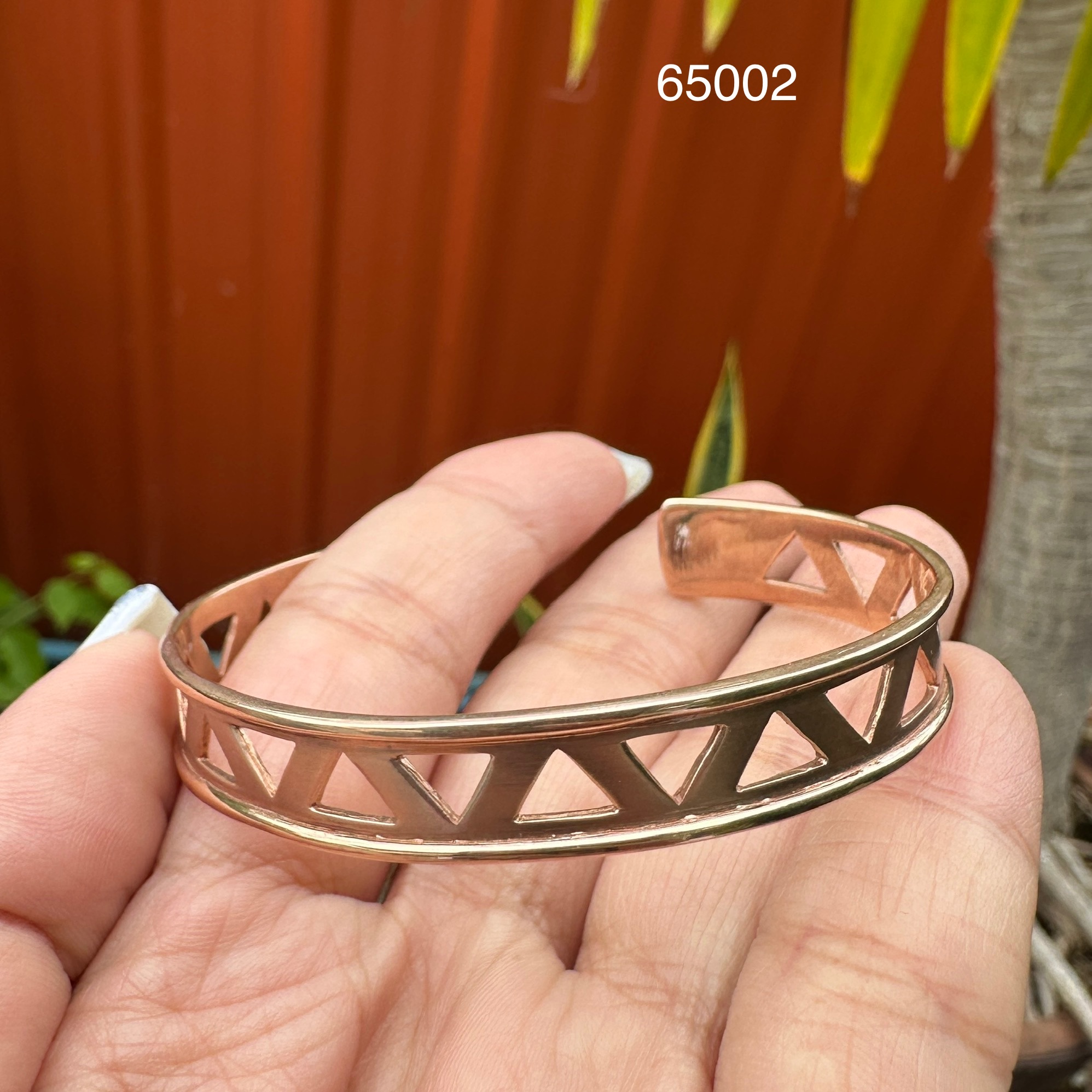 รหัส 65002 กำไล ตัว C นาก40 ลายสามเหลี่ยม ความกว้าง 4.50 x 6.00 ซม. นน. 12.83 g