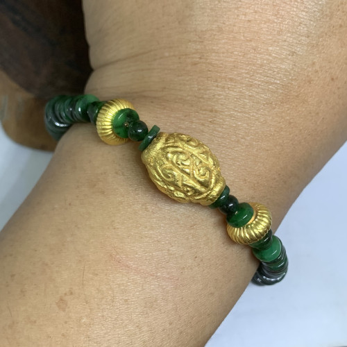 รหัส 63974 สร้อยข้อมือ หยก พม่า รอบเส้น คั่นเม็ดทอง งานครั่ง สายทอง18K ความยาว 19.50 ซม. พร้อม Cert. นน. 18.39