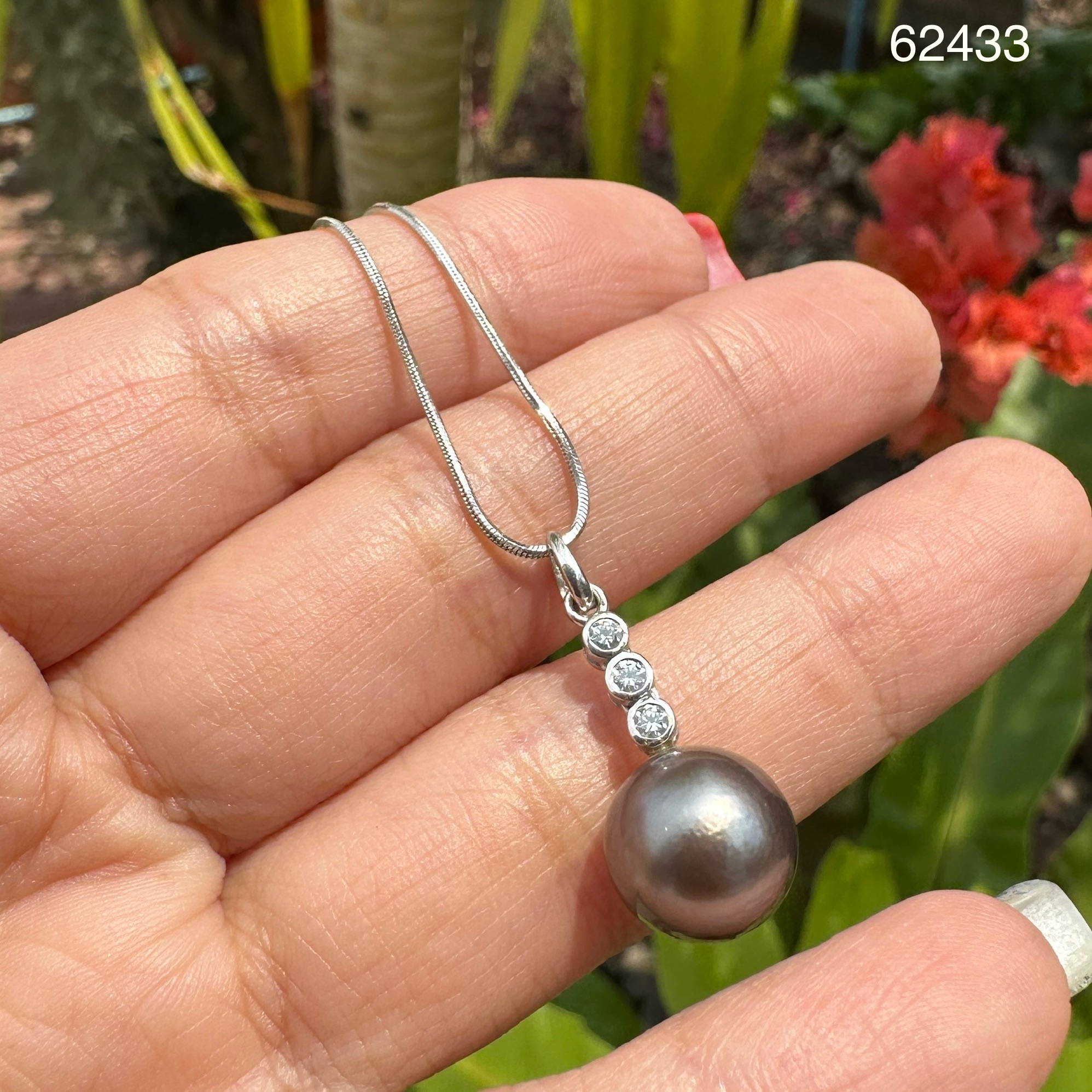 รหัส 62433 สร้อยคอ มุก South sea สีเทา 10.95 มิล ฝังเพชร 3 เม็ด 0.09 กะรัต ทองคำขาว18K นน. 5.45 g