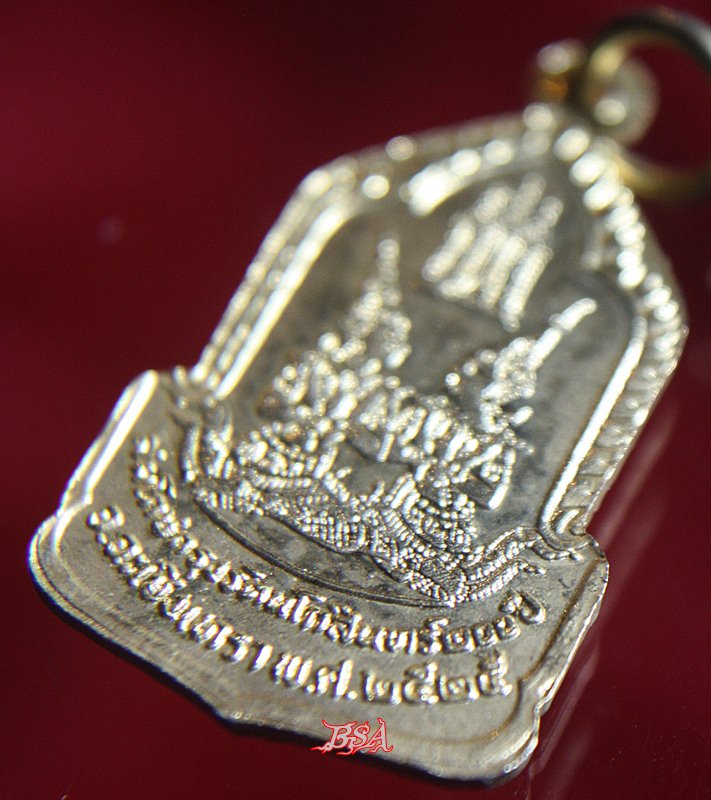 หลวงพ่อโสธร ที่ระลึกงานสมโภชน์กรุงรัตนโกสินทร์ 200 ปี พ.ศ. 2525 เนื้อกะไหล่ทองลงยา