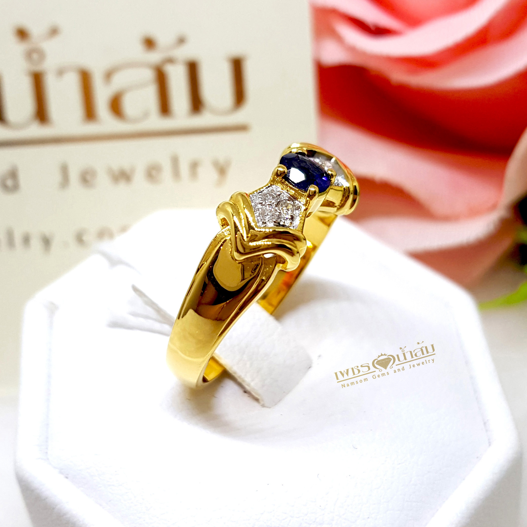 แหวนพลอยไพลิน Blue Sapphire เม็ดงาม ประดับตกแต่งด้วยเพชรแท้ข้างตัวเรือนแบบฝังจิกไข่ปลา บนตัวเรือนทองแท้ทั้งตัวเรือน