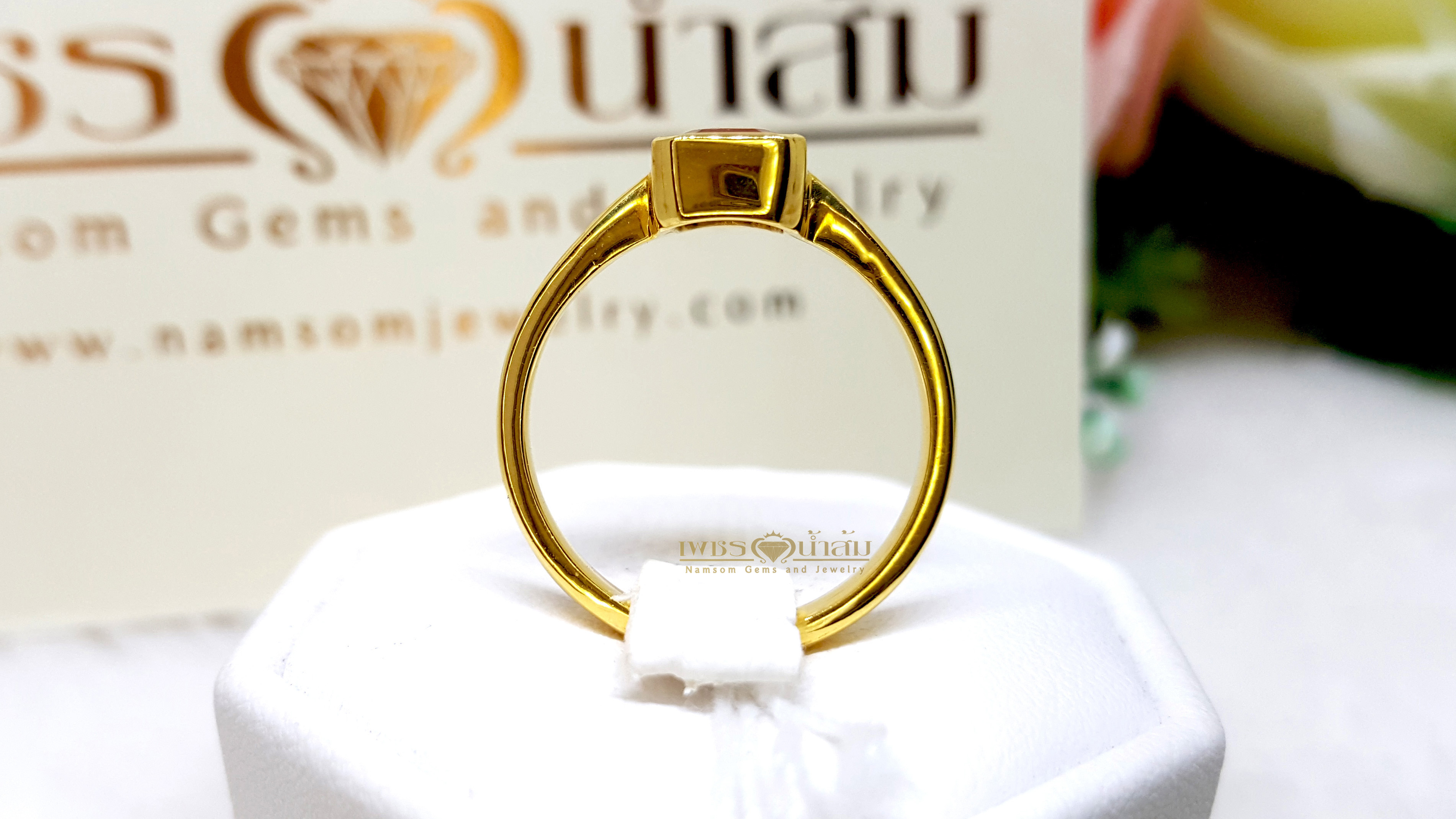 แหวนพลอยบุษราคัม Yellow Sapphire เจียรเหลี่ยม Radiant เล่นแสงเล่นไฟ บนตัวเรือนทองแท้ทั้งตัวเรือน