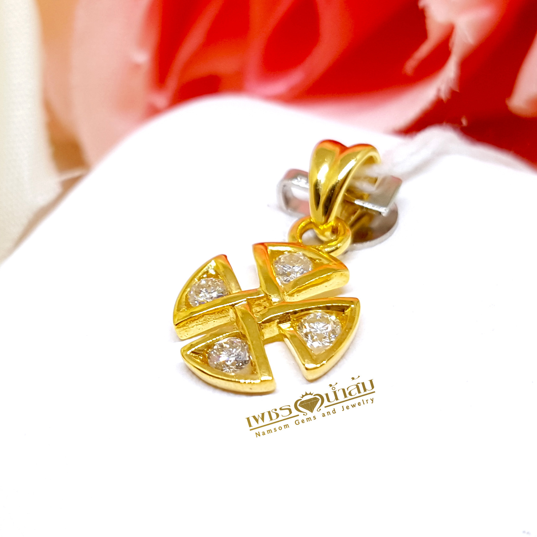 จี้เพชรแท้ ทรงกางเขนแพตตี Cross Pattée เป็นสัญลักษณ์รูปแบบหนึ่งของกางเขนคริสเตียน ที่พบบนเครื่องบินของเยอรมันแบบ Luftstreitkräfte