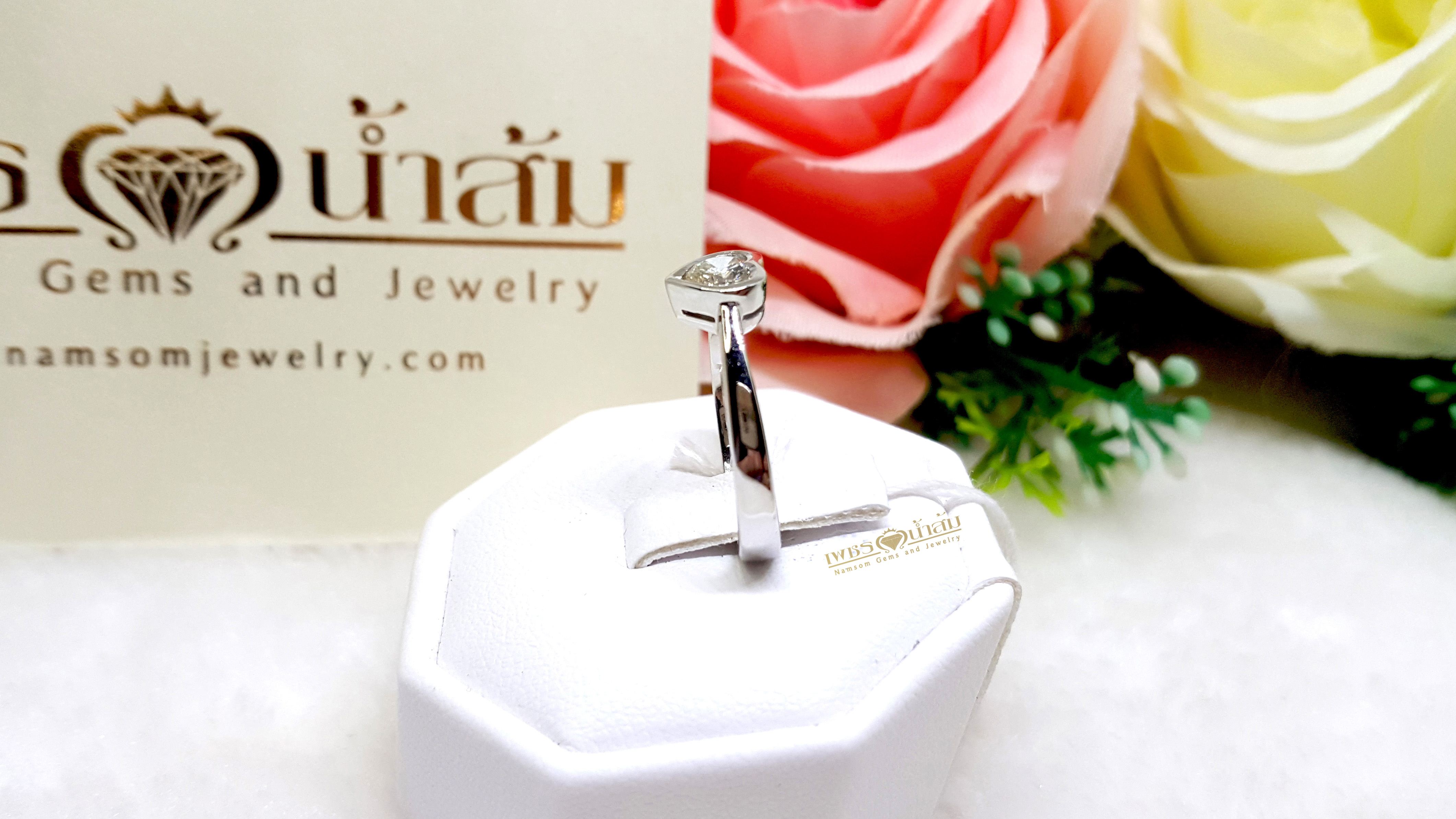 แหวนเพชรแท้ Brilliant Cut ทรงหัวใจ บนตัวเรือนทองคำขาว งานออกแบบ Minimal แต่คงความน่ารัก