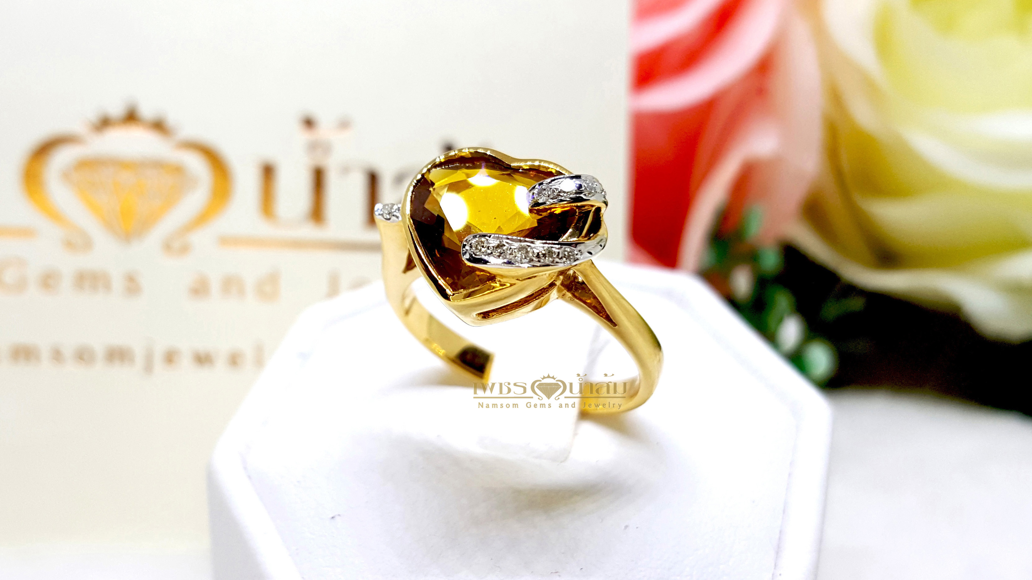 แหวนบุษราคัม Yellow Sapphire เจียรเหลี่ยมหัวใจ เล่นลูกเล่นไขว้ด้วยเพชรแท้เกี่ยวคาด น้ำงาม บนตัวเรือนทองแท้ทั้งตัวเรือน