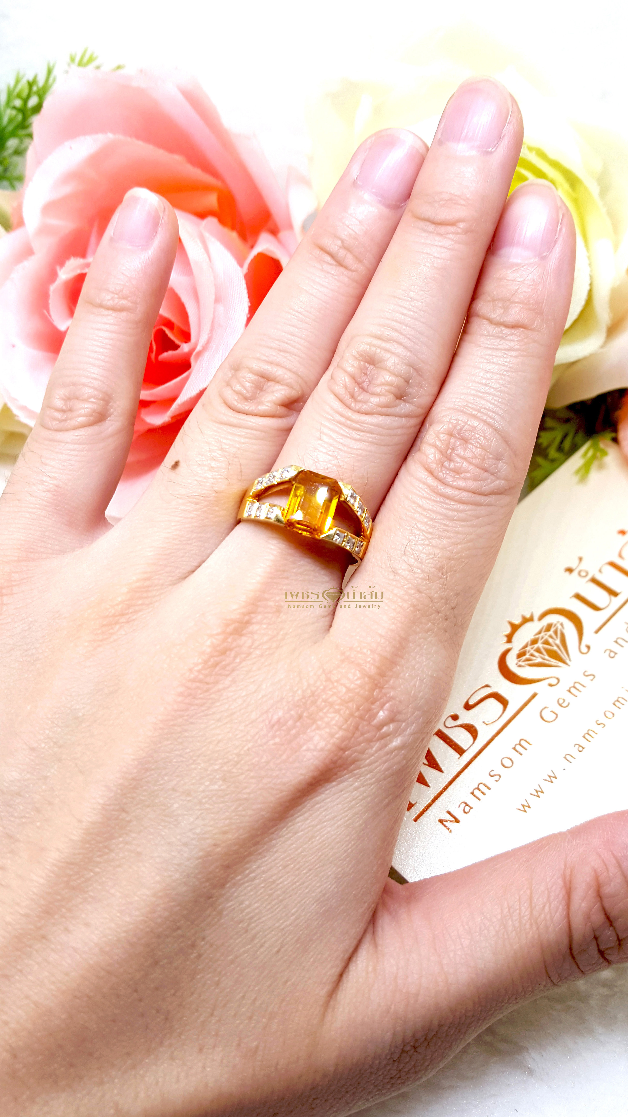 แหวนบุษราคัม Yellow Sapphire ทรงไข้ว ประดับตกแต่งด้วยเพชรแท้ ทำเป็นลายแฉก ฝังเหลี่ยมเพิ่มลูกเล่น บนตัวเรือนองแท้ทั้งตัวเรือน